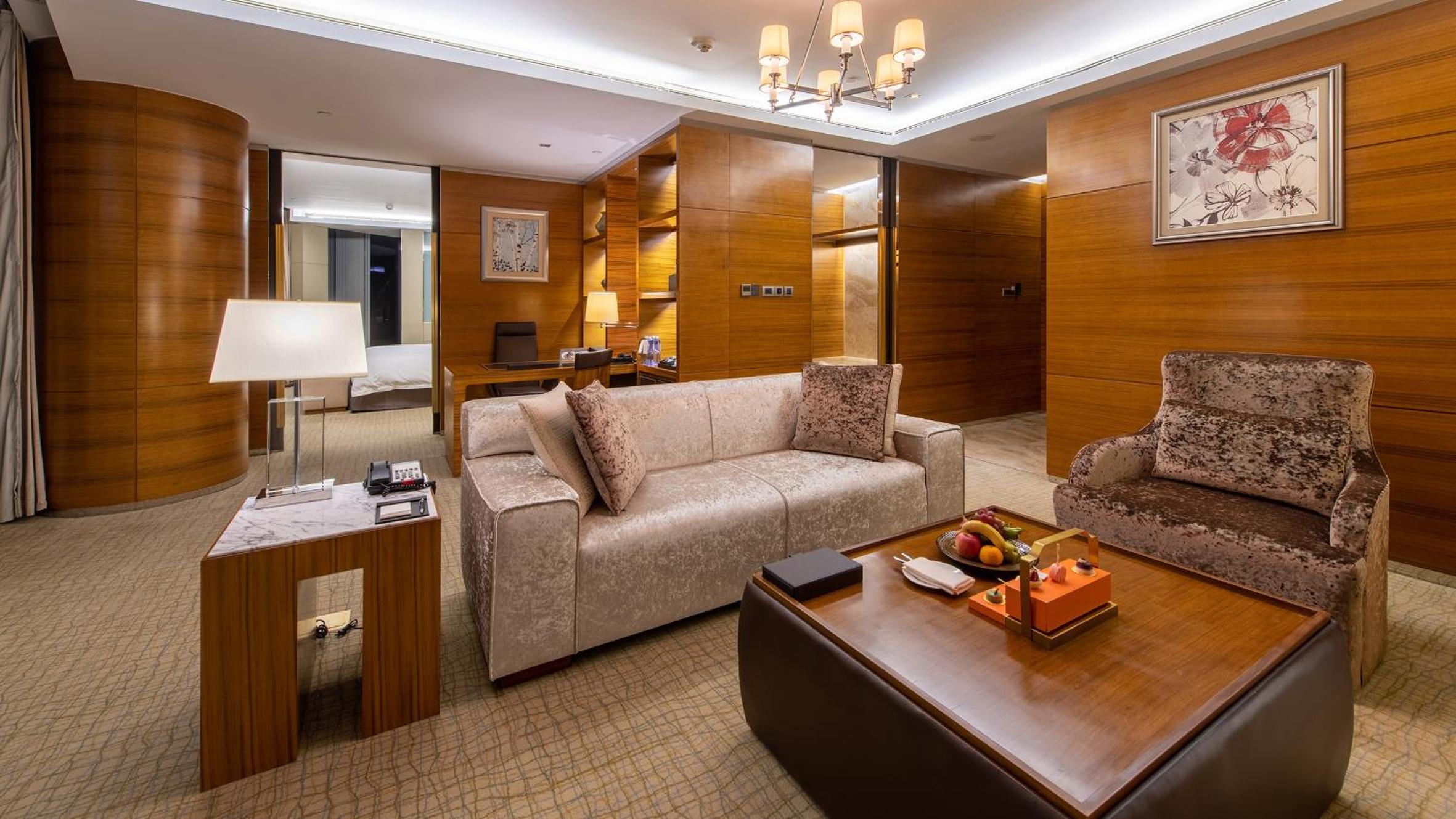One-Bedroom King Suite with Lake View - Photo 7