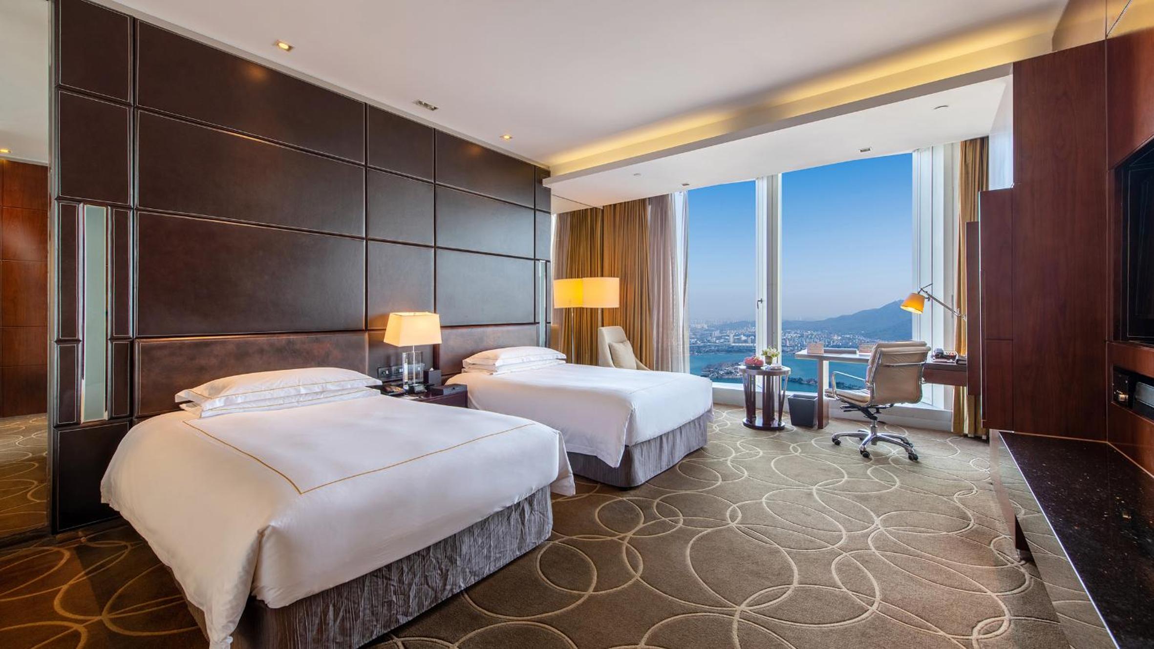 Classic Double Room with Two Double Beds and Lake View - Photo 1