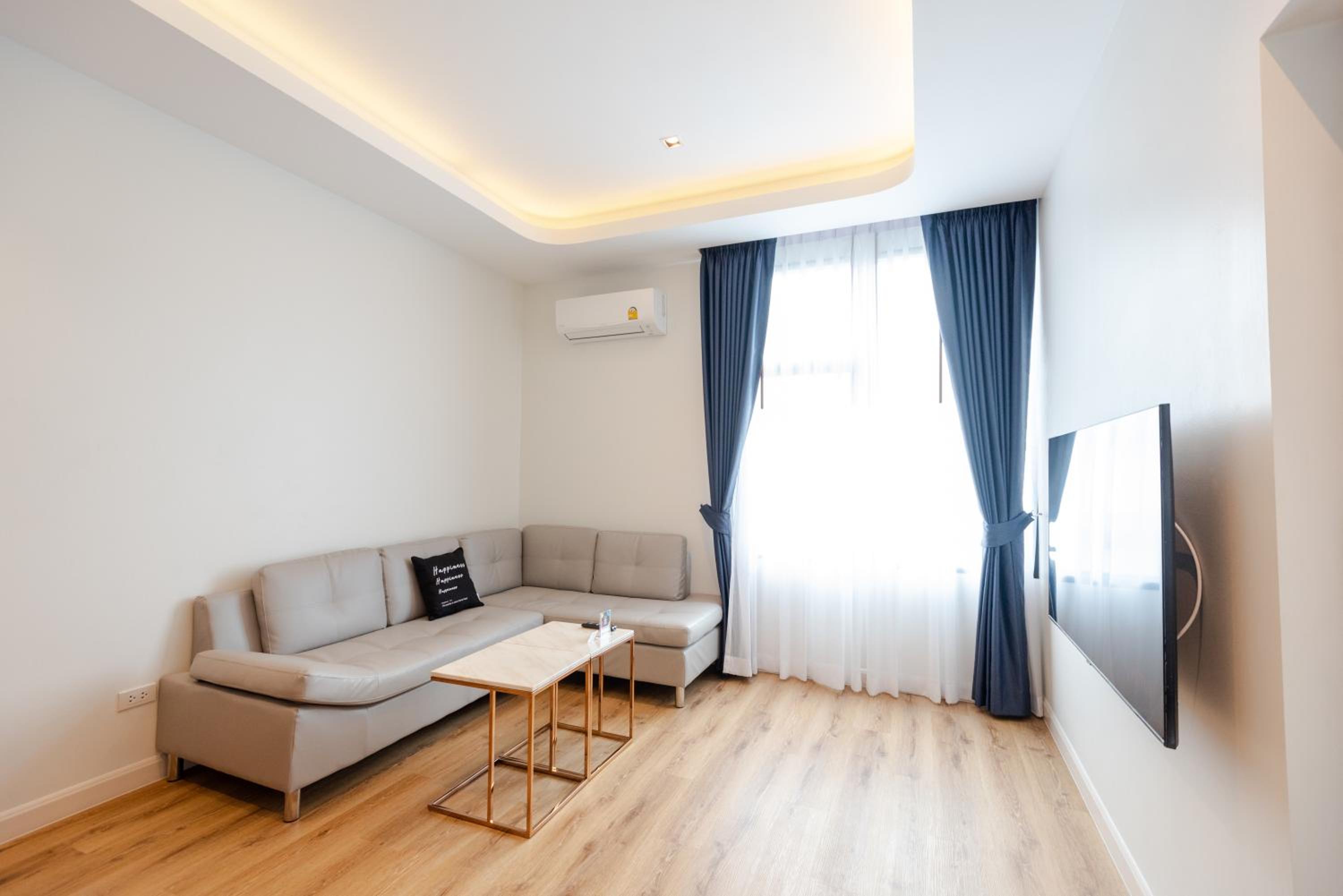 Executive Suite - Photo 16