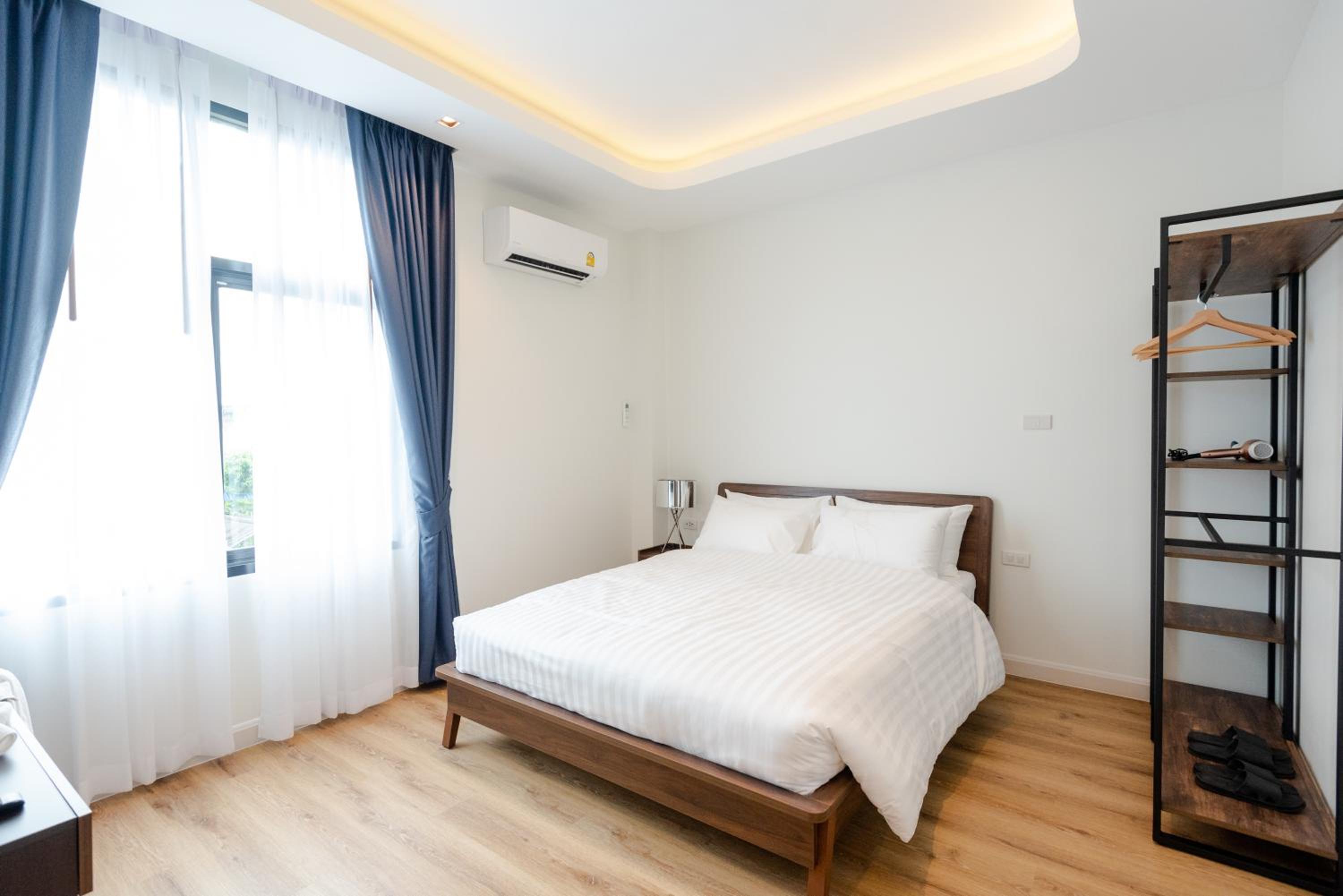 Executive Suite - Photo 17
