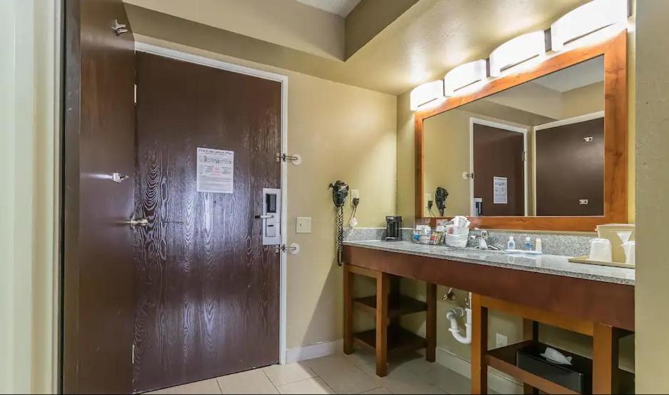 King Room with Roll-In Shower - Accessible/Non-Smoking - Photo 2