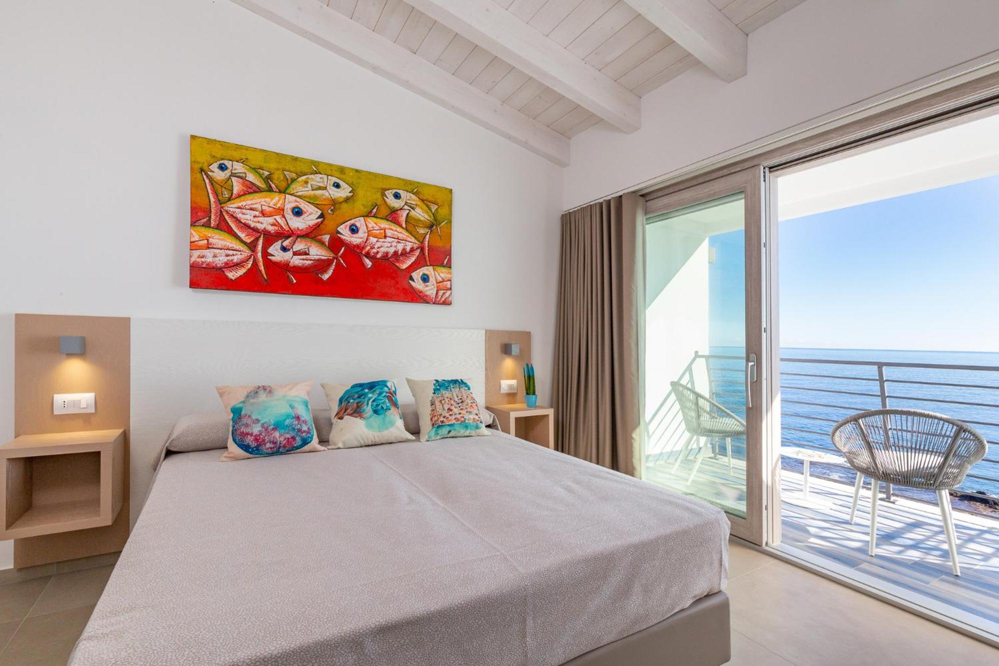 Deluxe Double or Twin Room with Sea View photo 3