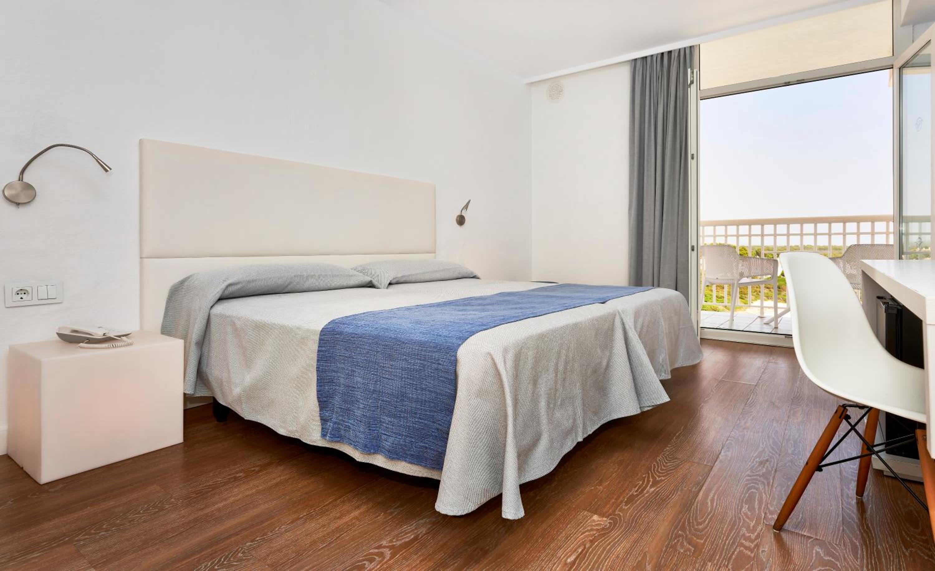 Habitación Doble con Vista al Mar (2 Adultos + 1 Niño)