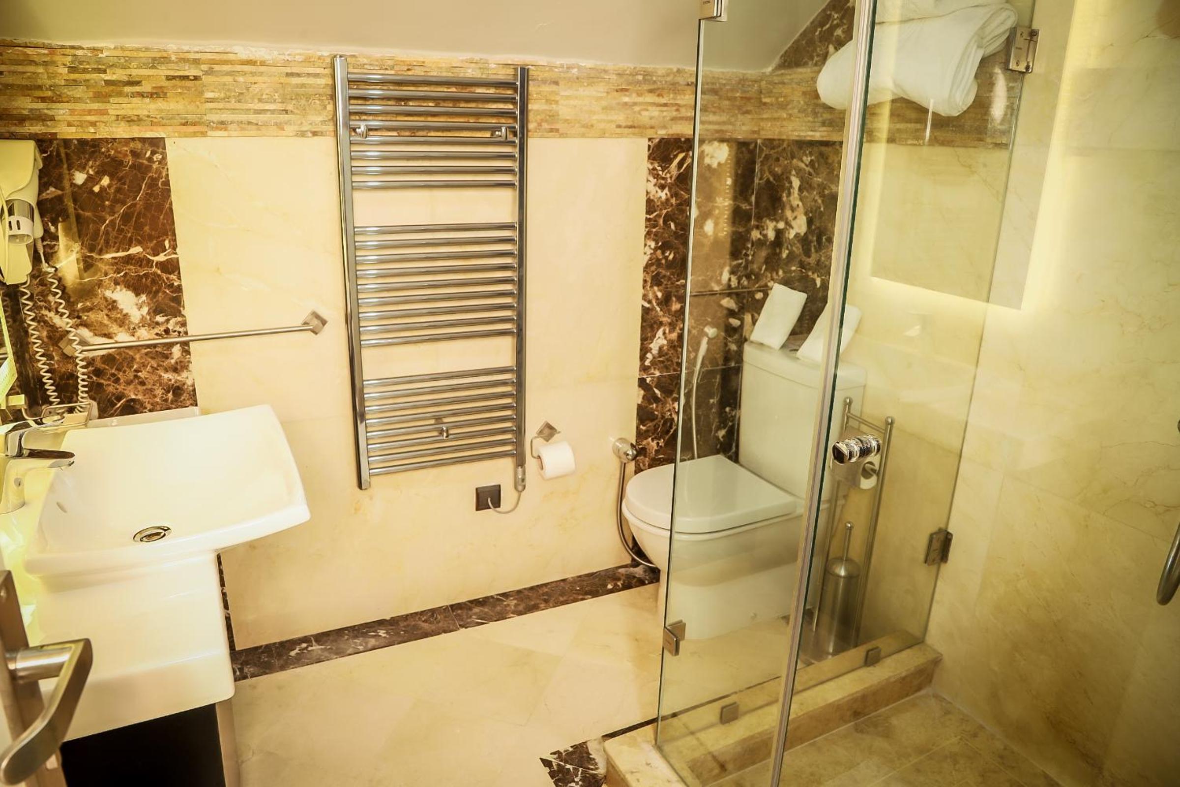 Suite with Hot Tub - Photo 8