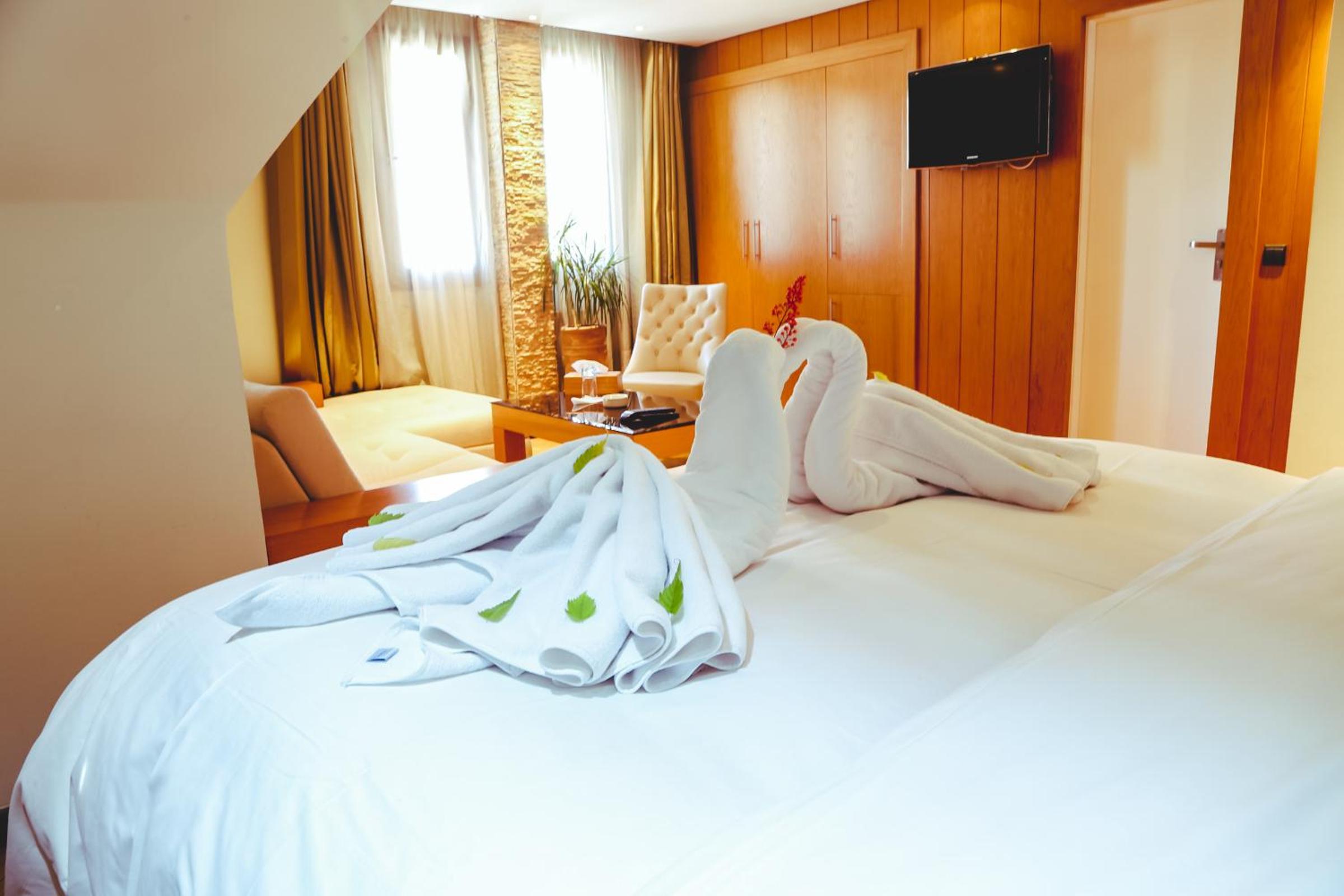 Suite with Hot Tub - Photo 12