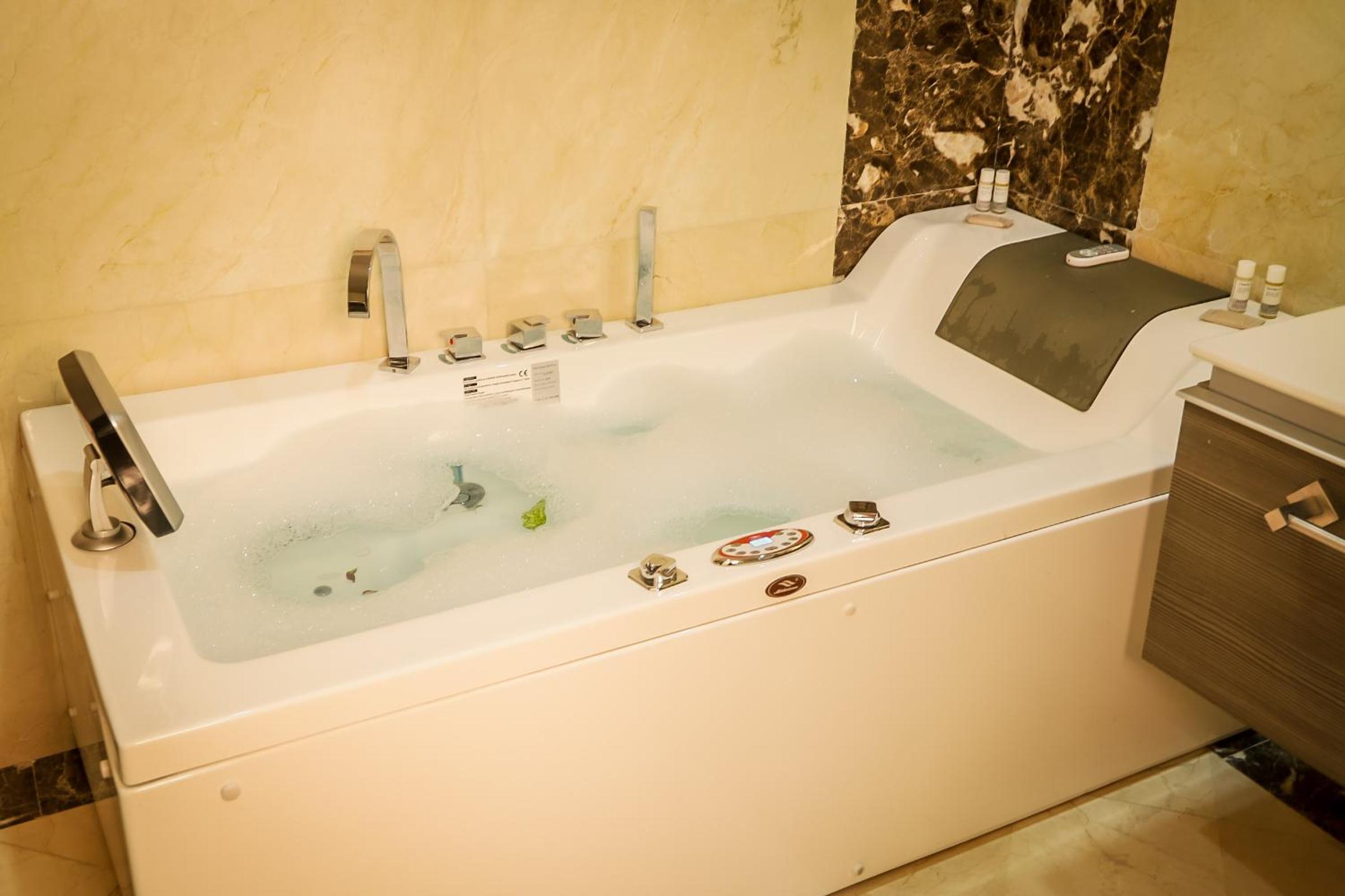 Suite with Hot Tub - Photo 10