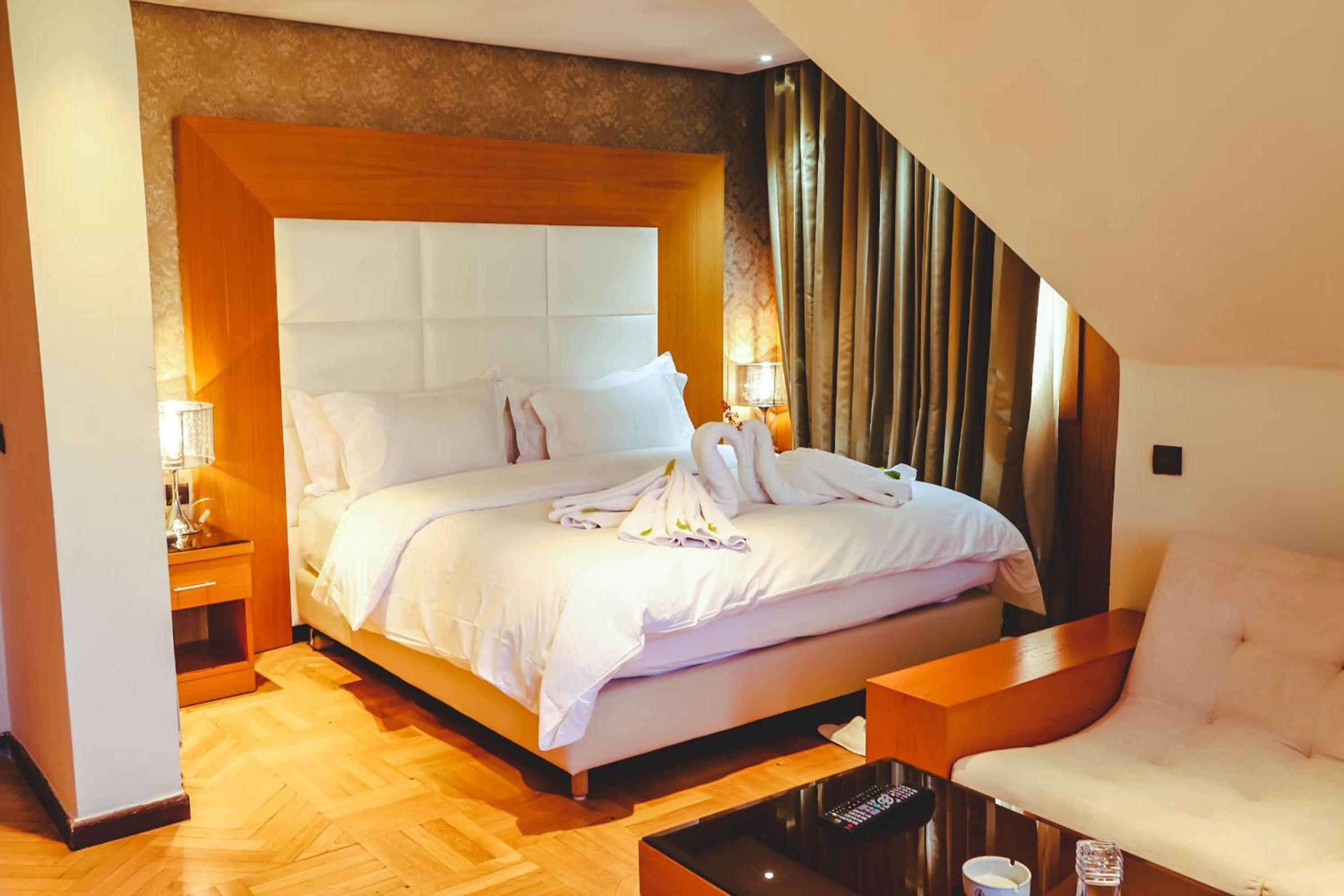 Suite with Hot Tub - Photo 13