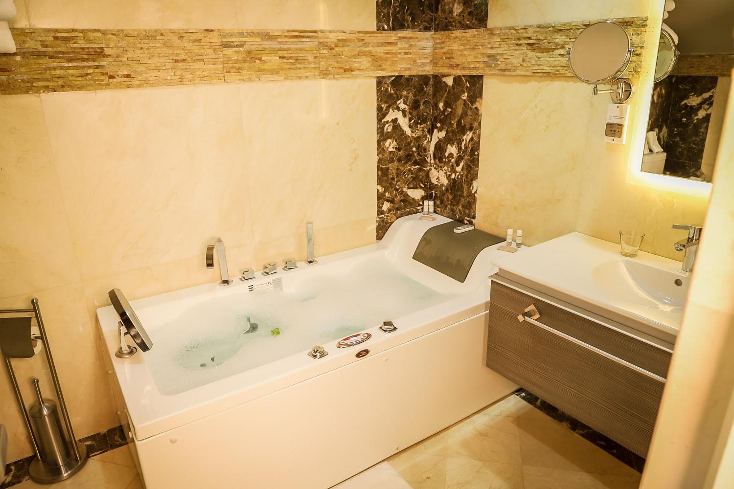 Suite with Hot Tub - Photo 9