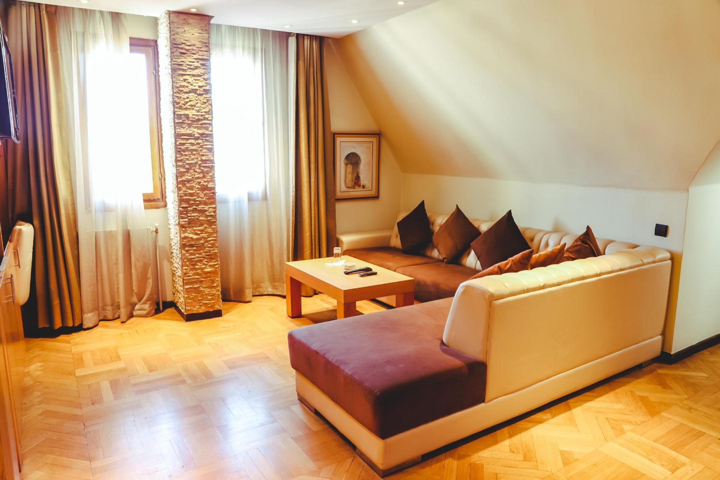 Suite with Hot Tub - Photo 1