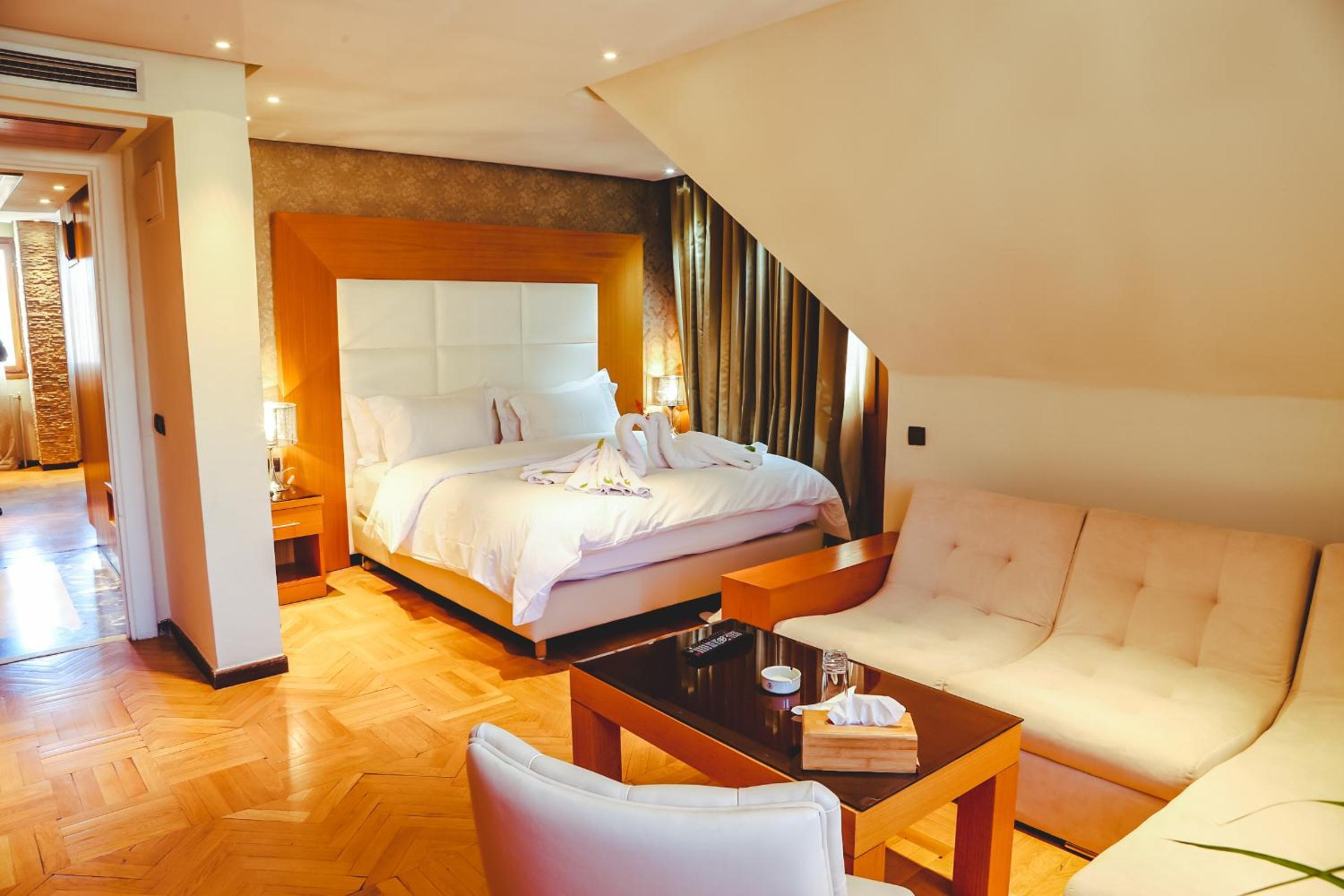 Suite with Hot Tub - Photo 2