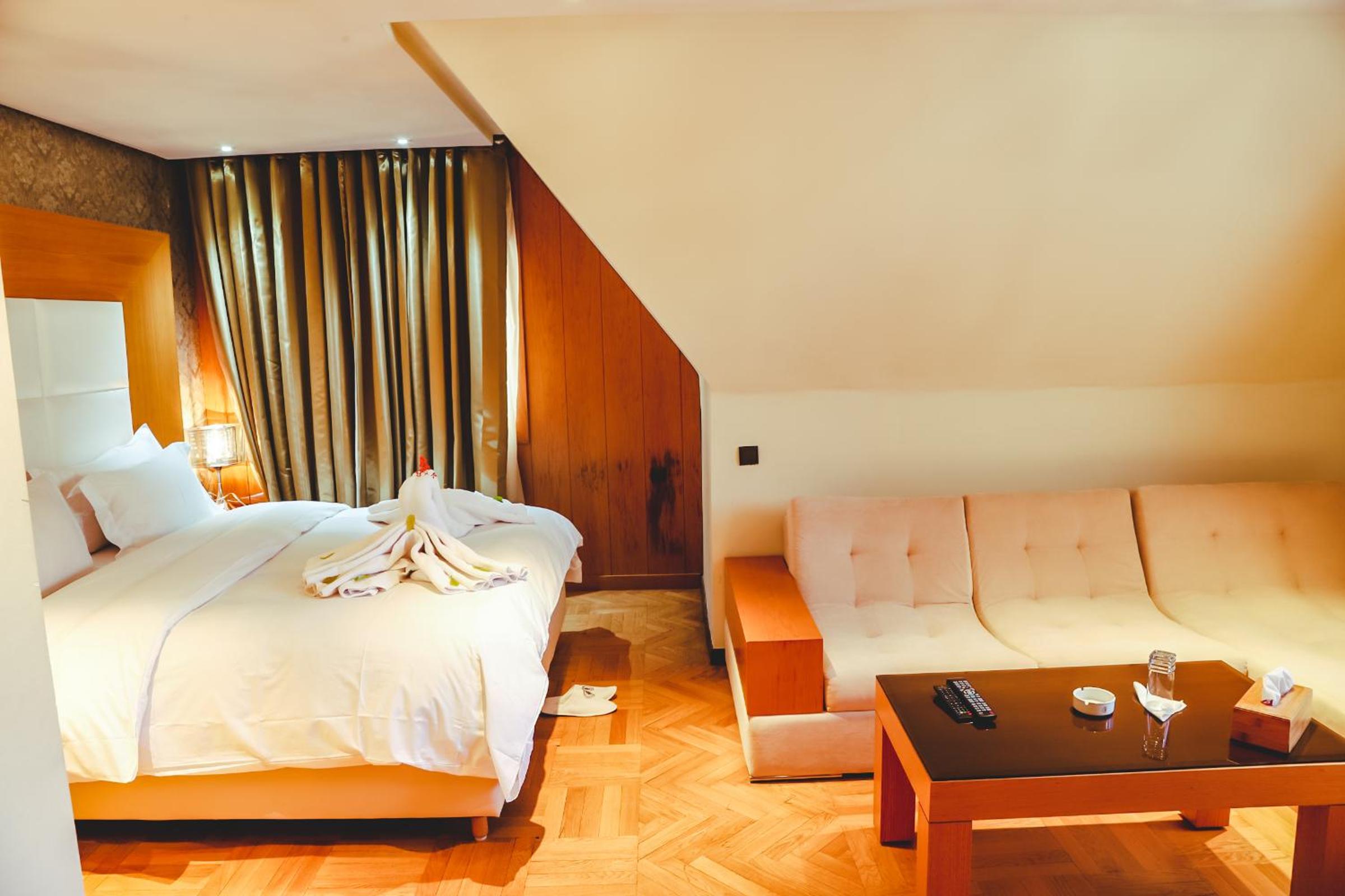 Suite with Hot Tub - Photo 4