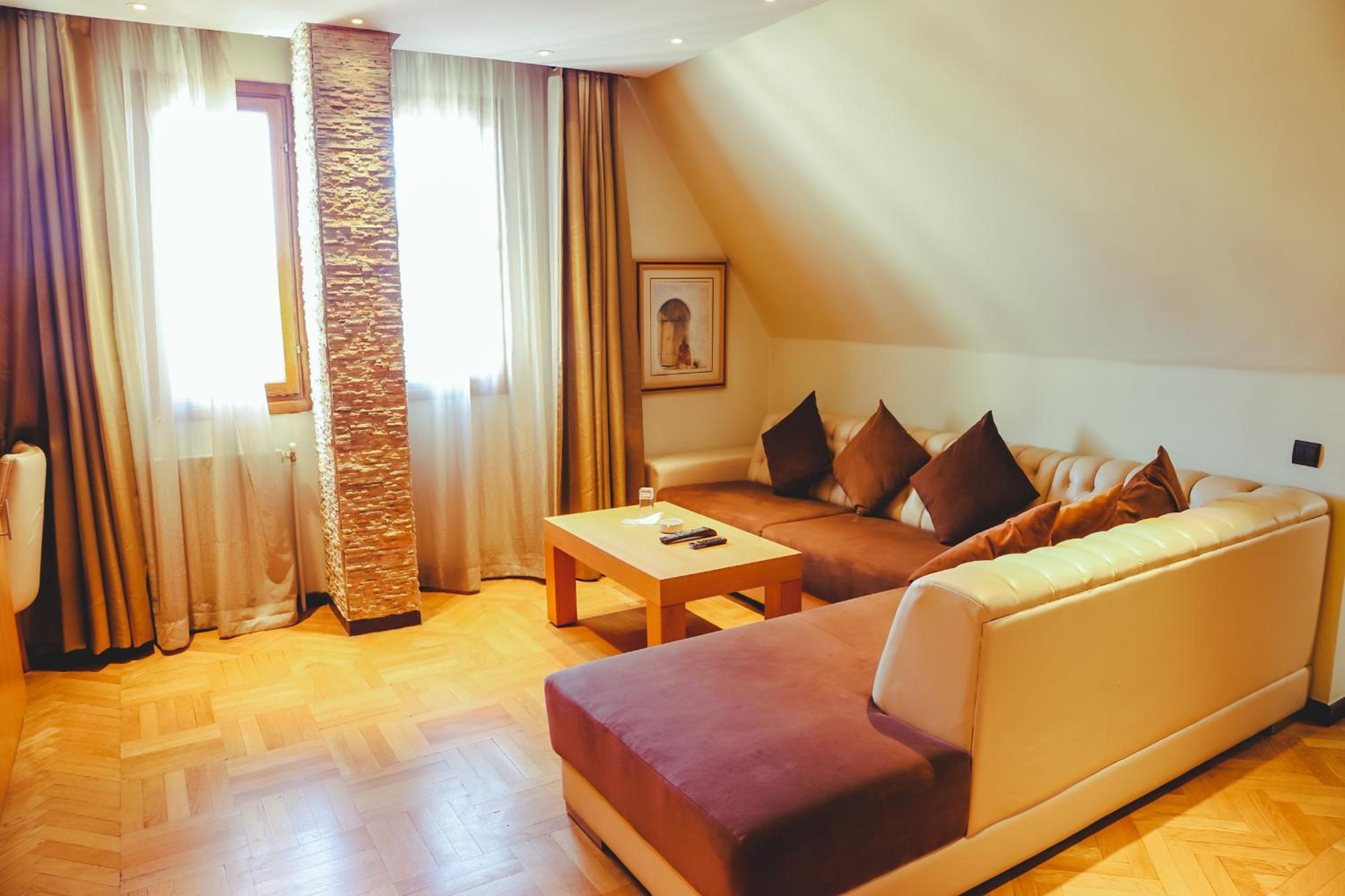 Suite with Hot Tub - Photo 5