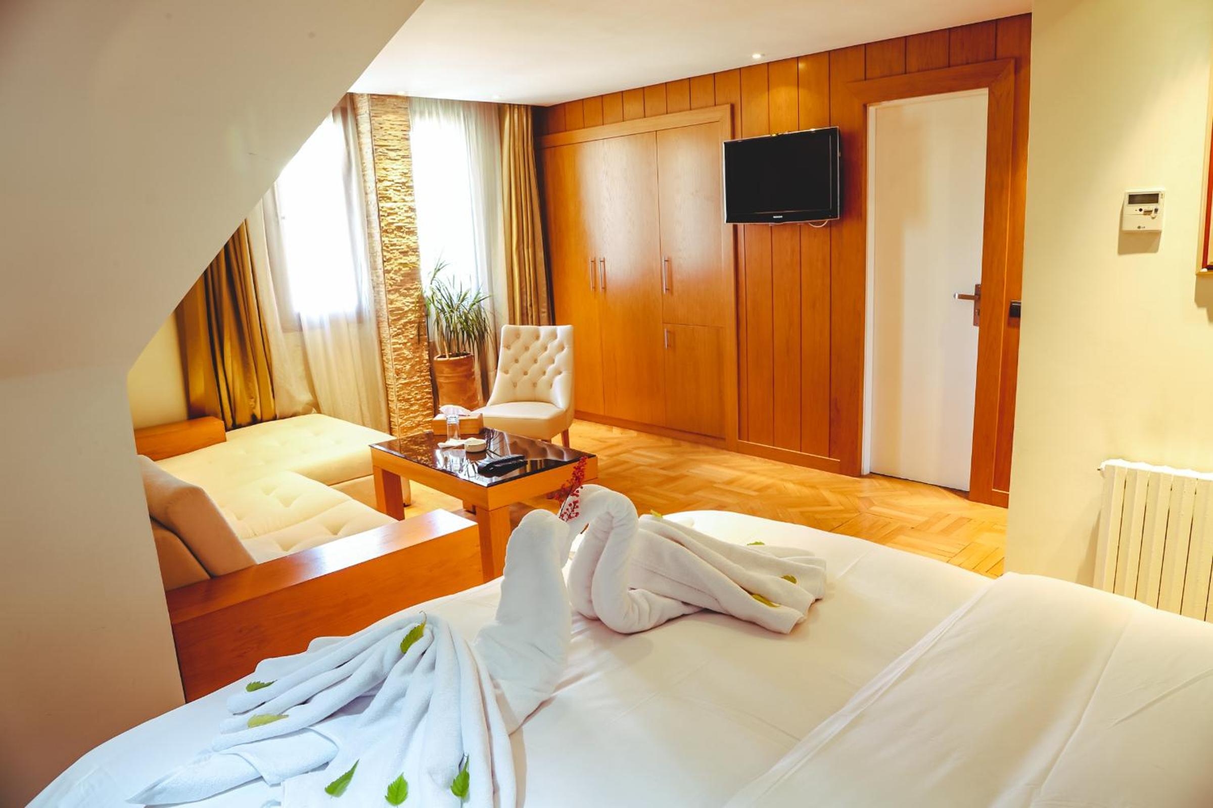 Suite with Hot Tub - Photo 6