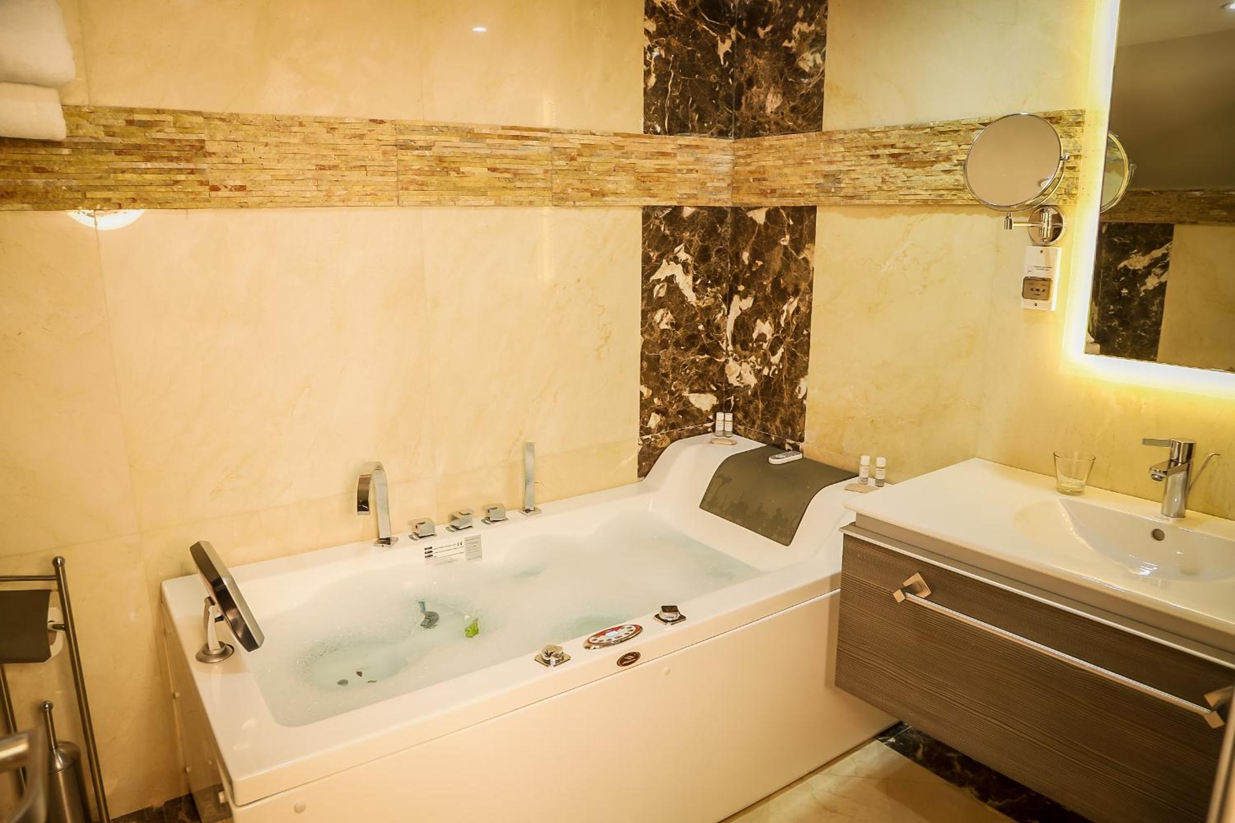 Suite with Hot Tub - Photo 7