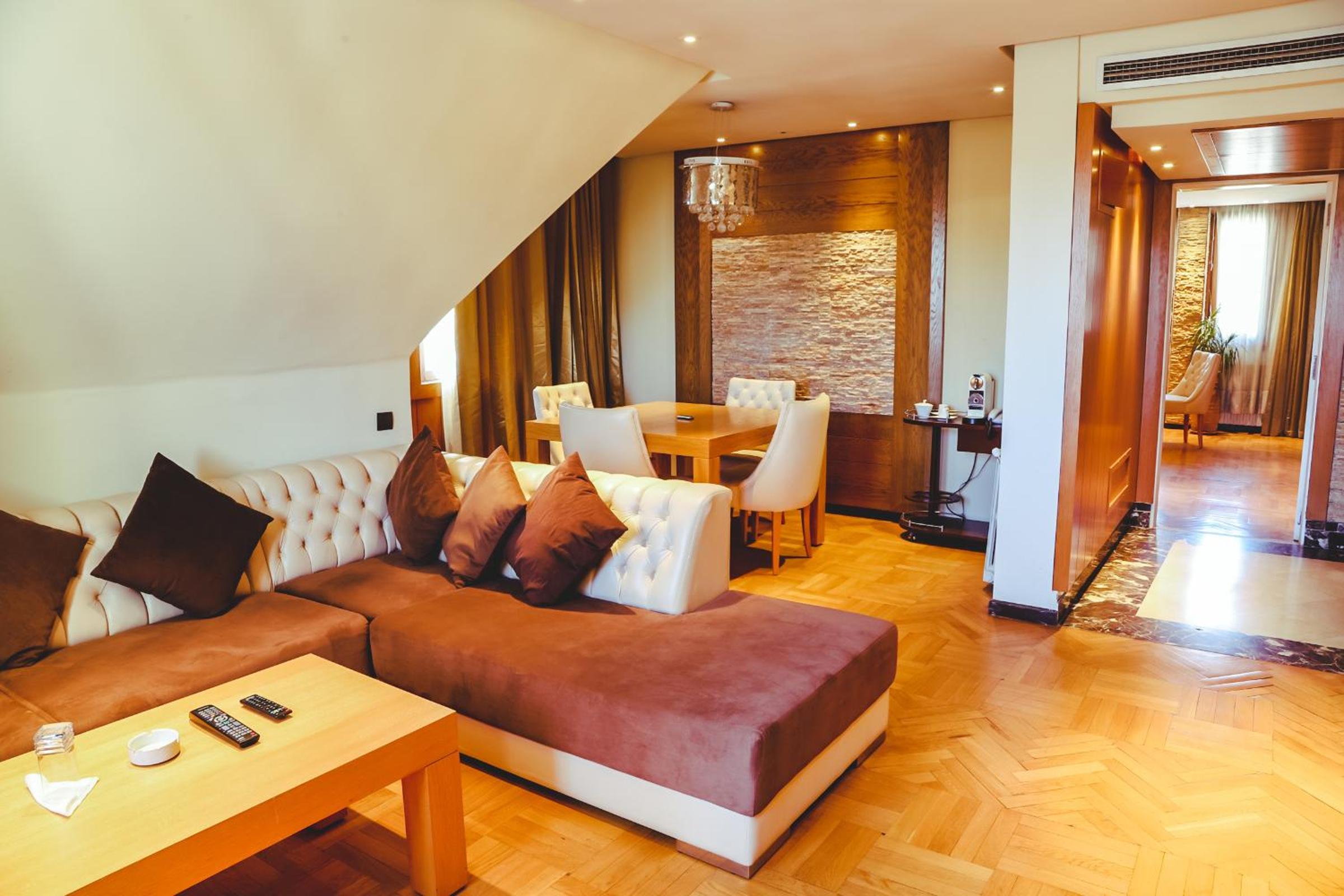 Suite with Hot Tub - Photo 3