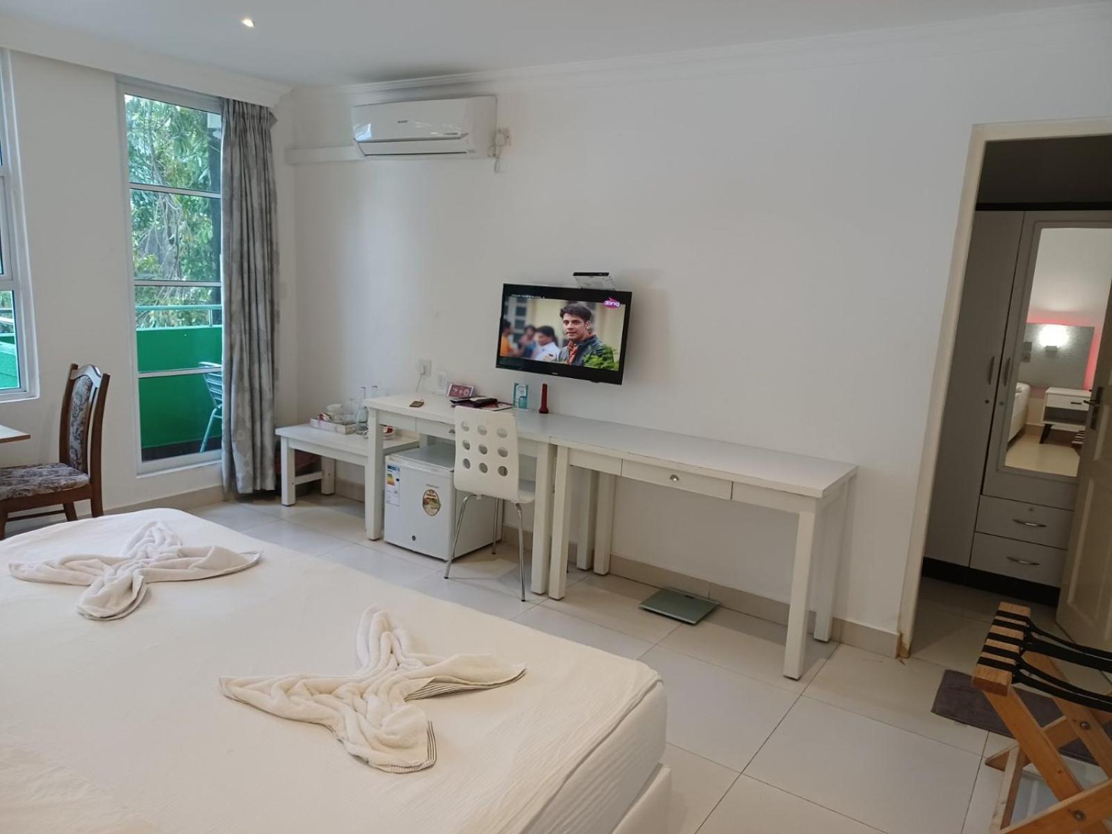 Deluxe King Room with Street View - Photo 4