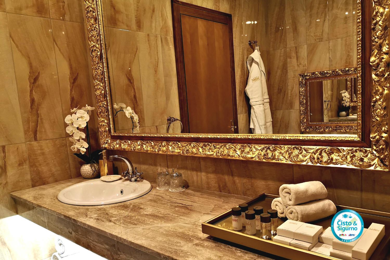 Superior King Room - Photo 3