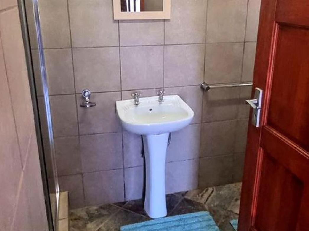 Three-Bedroom House - Photo 8