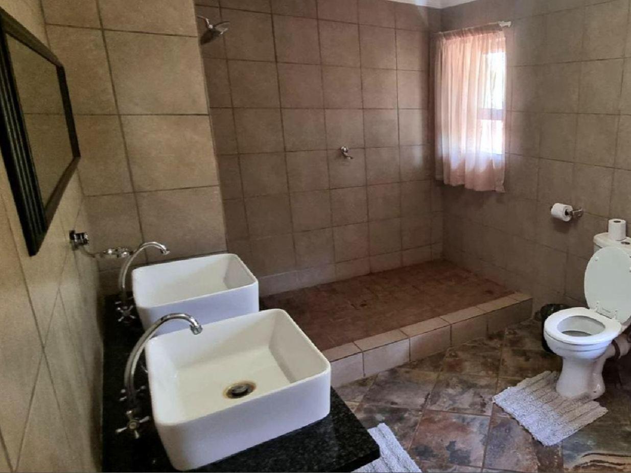 Three-Bedroom House - Photo 5