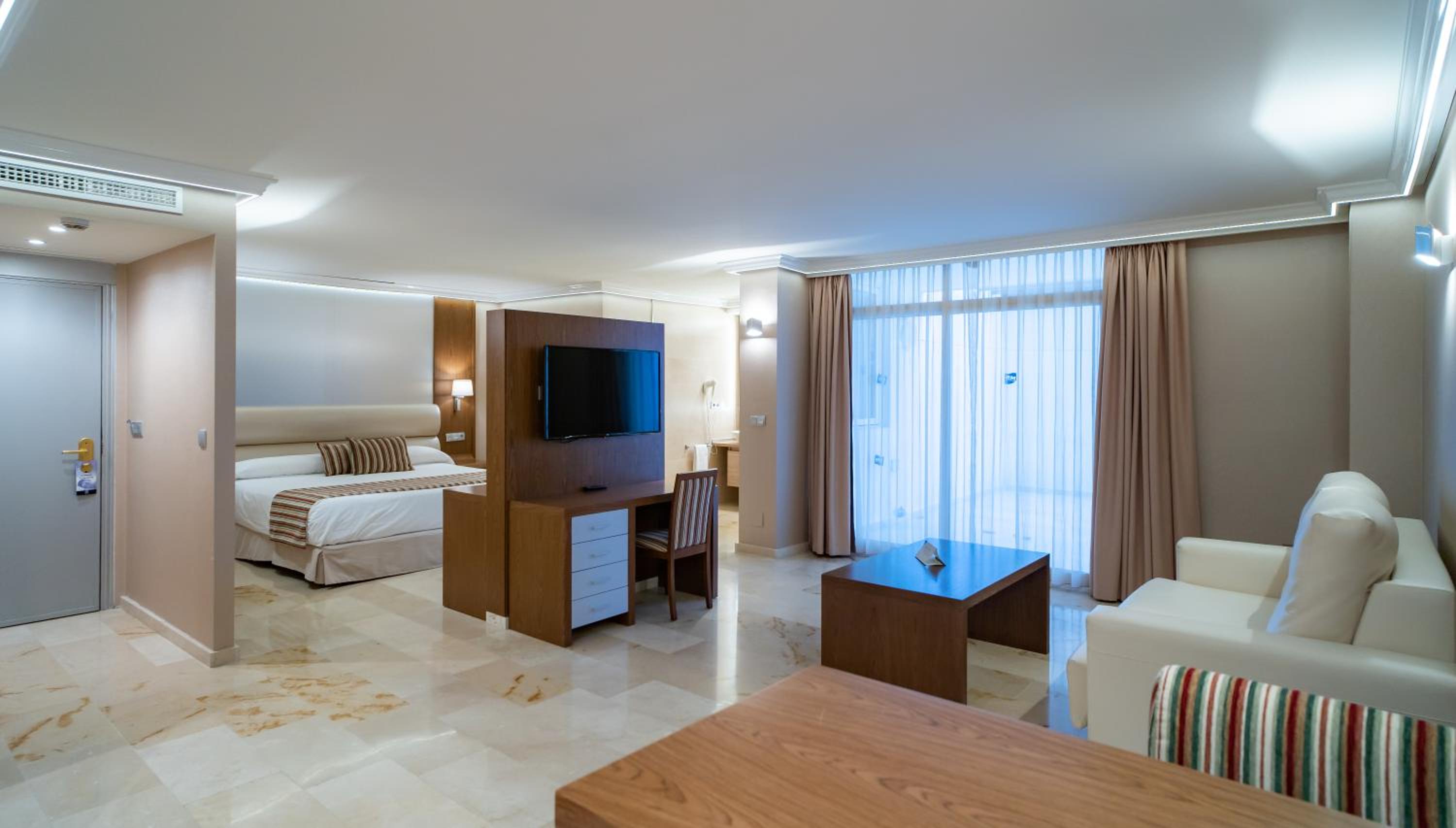 Premium Junior Suite - Photo 1