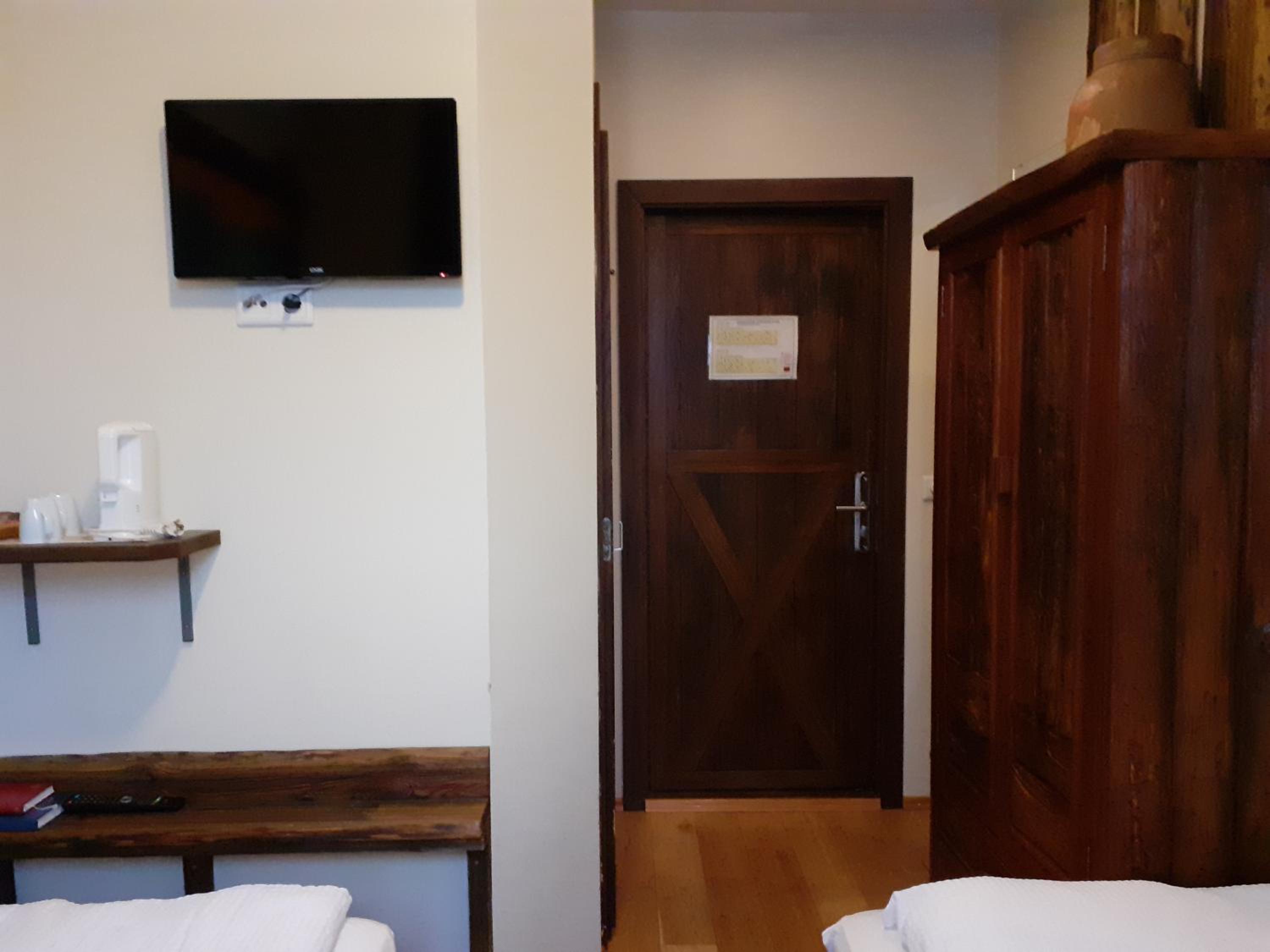Standard Twin Room - Photo 4