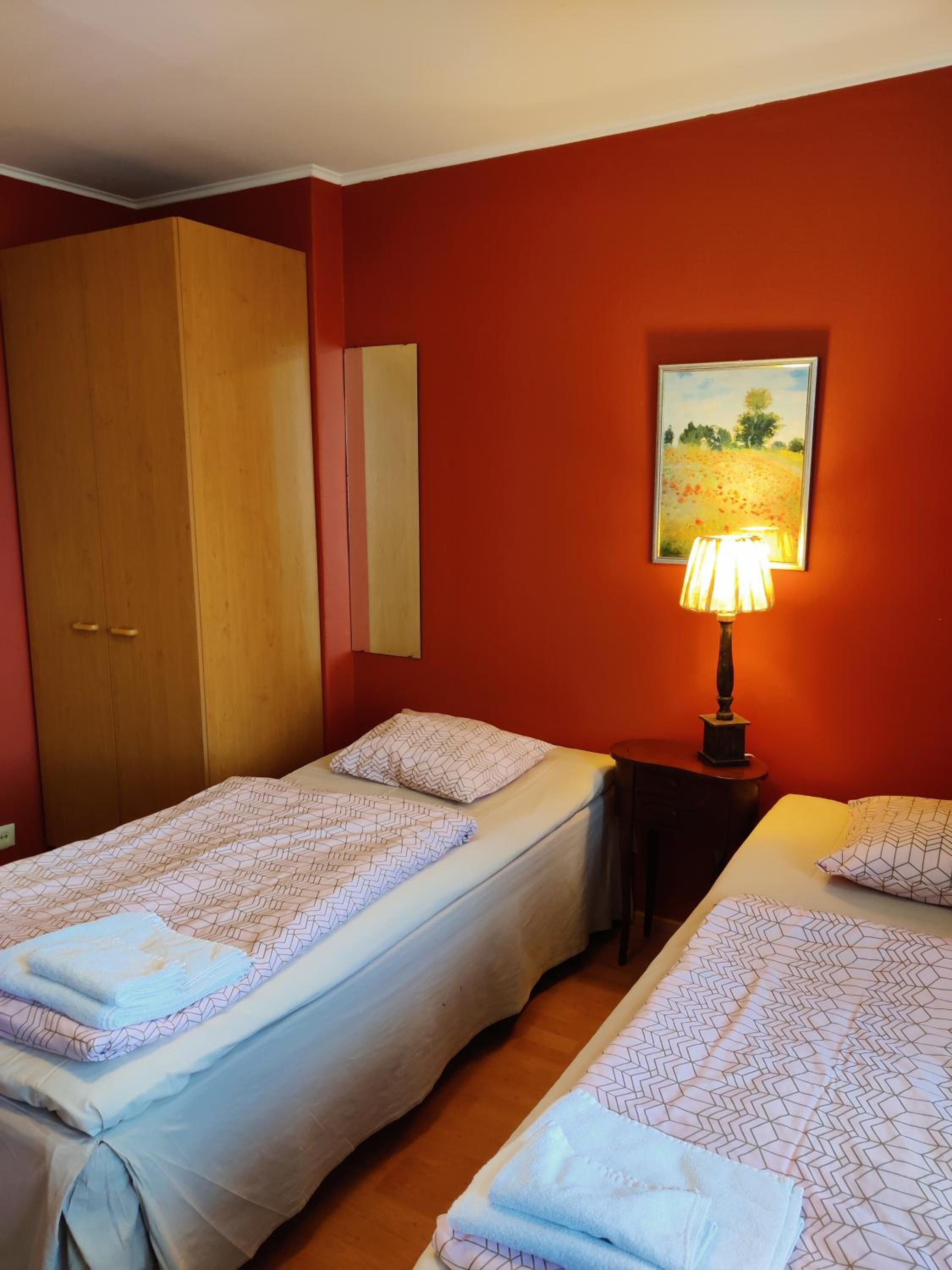 Small Twin Room - Photo 4