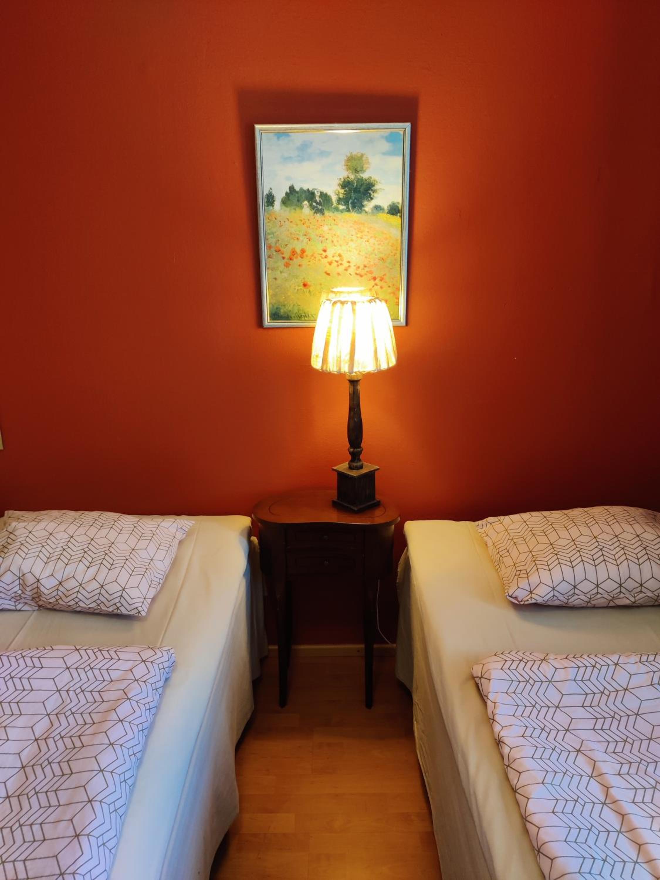 Small Twin Room - Photo 5