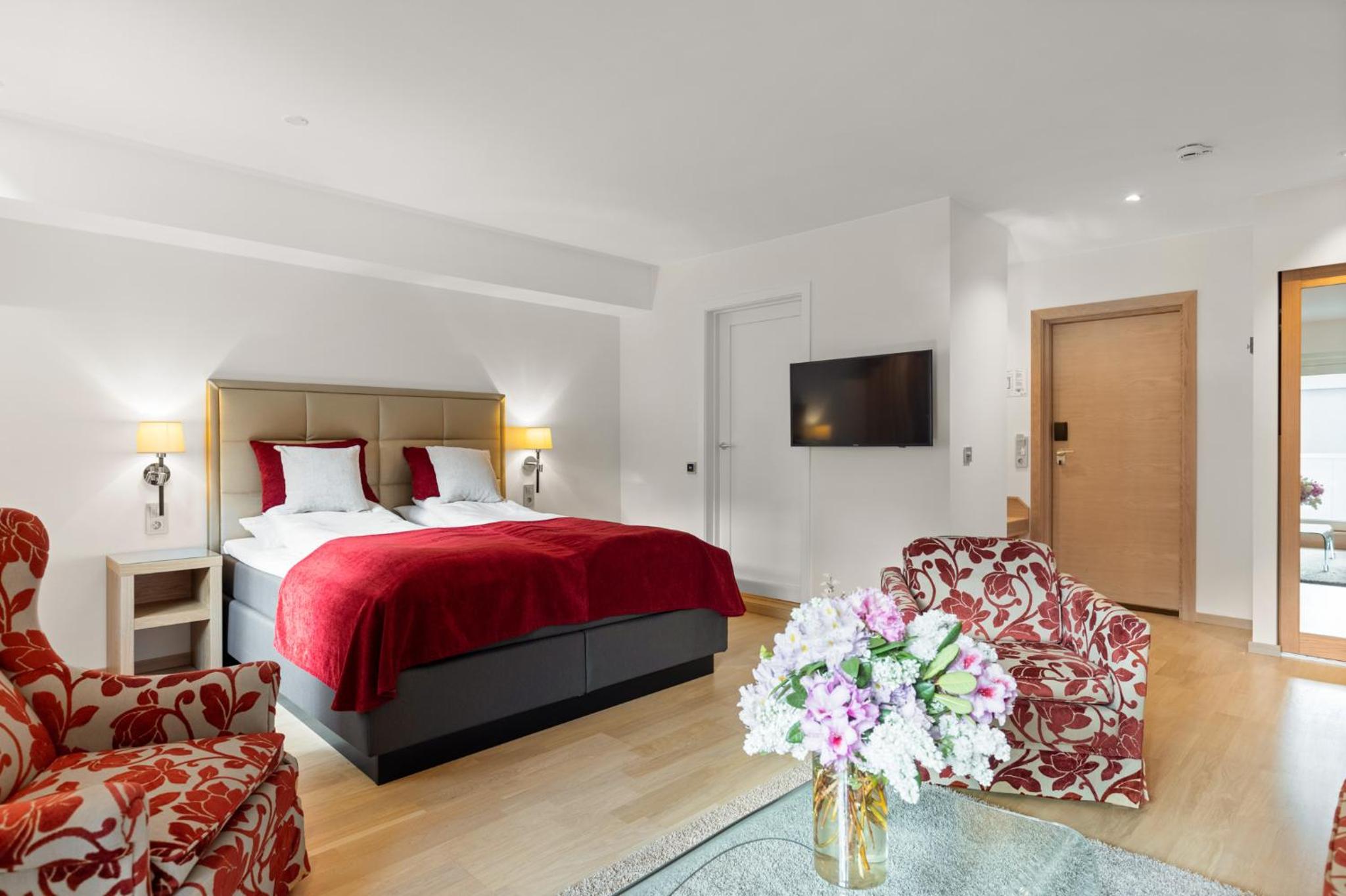 Deluxe Double Room with Balcony and Fjord View - Photo 8
