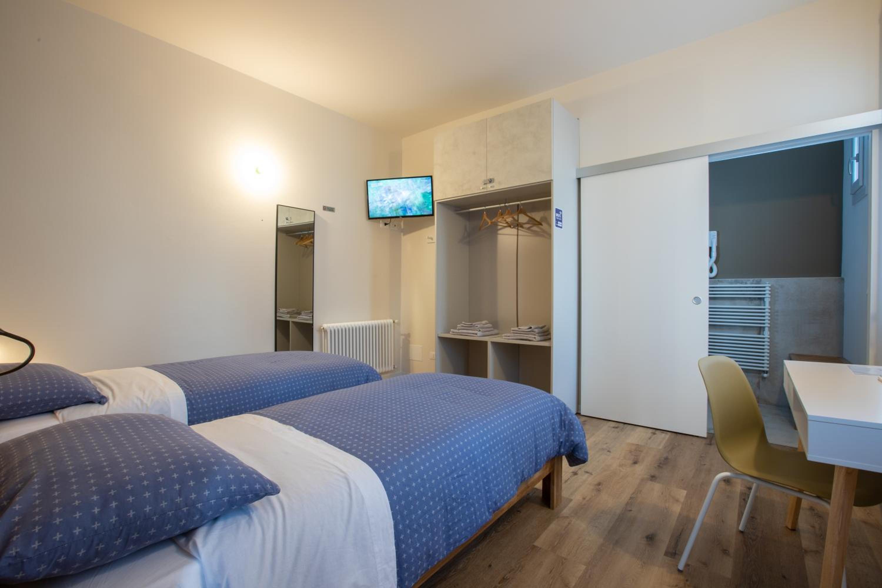 Double or Twin Room with Private Bathroom photo 3
