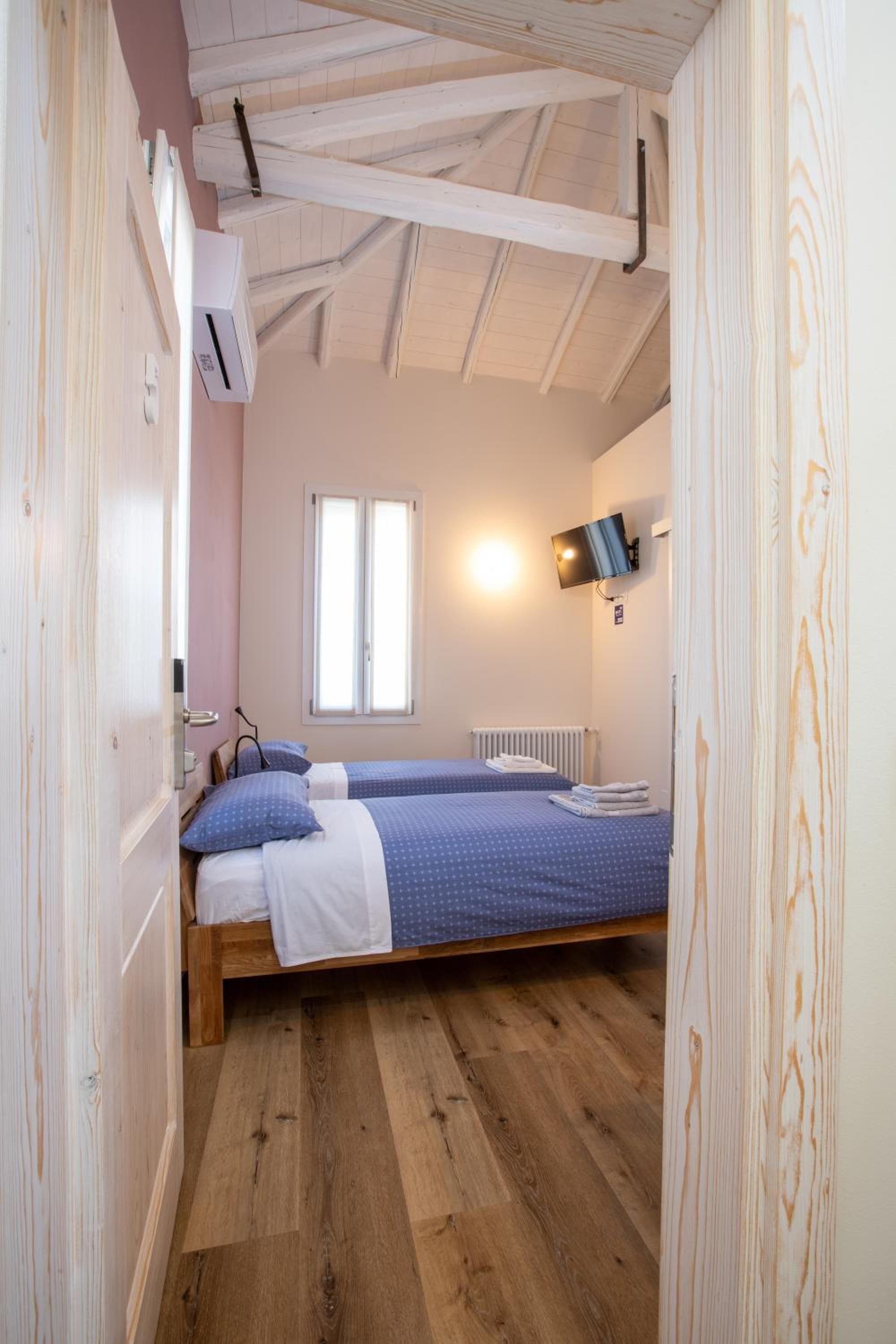 Double Room with Private Bathroom photo 2