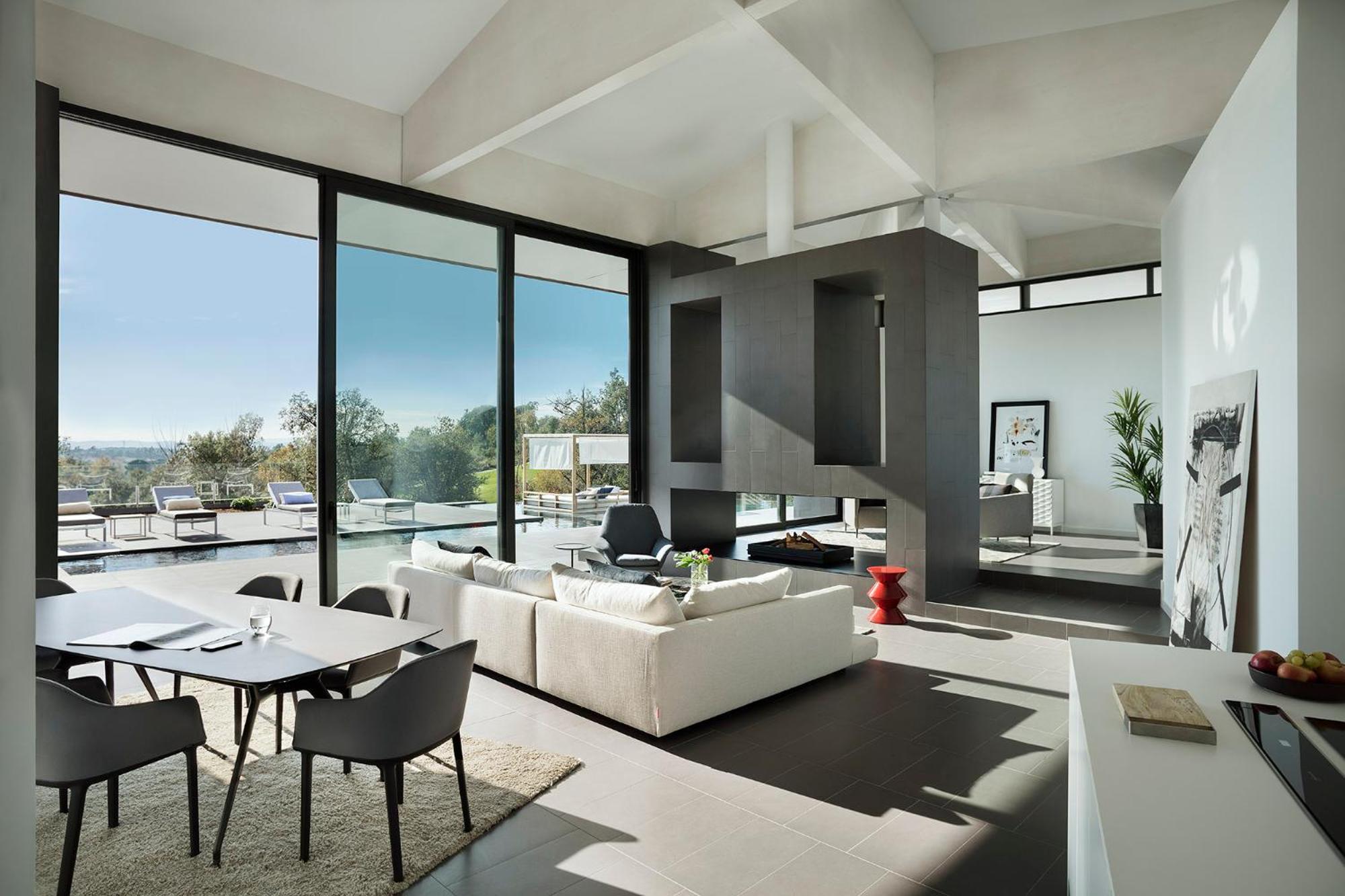 Five-Bedroom House photo 2