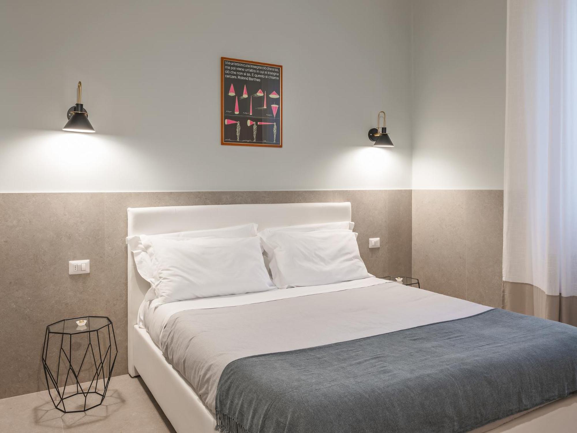 Deluxe Double Room with Private Bathroom - Photo 3