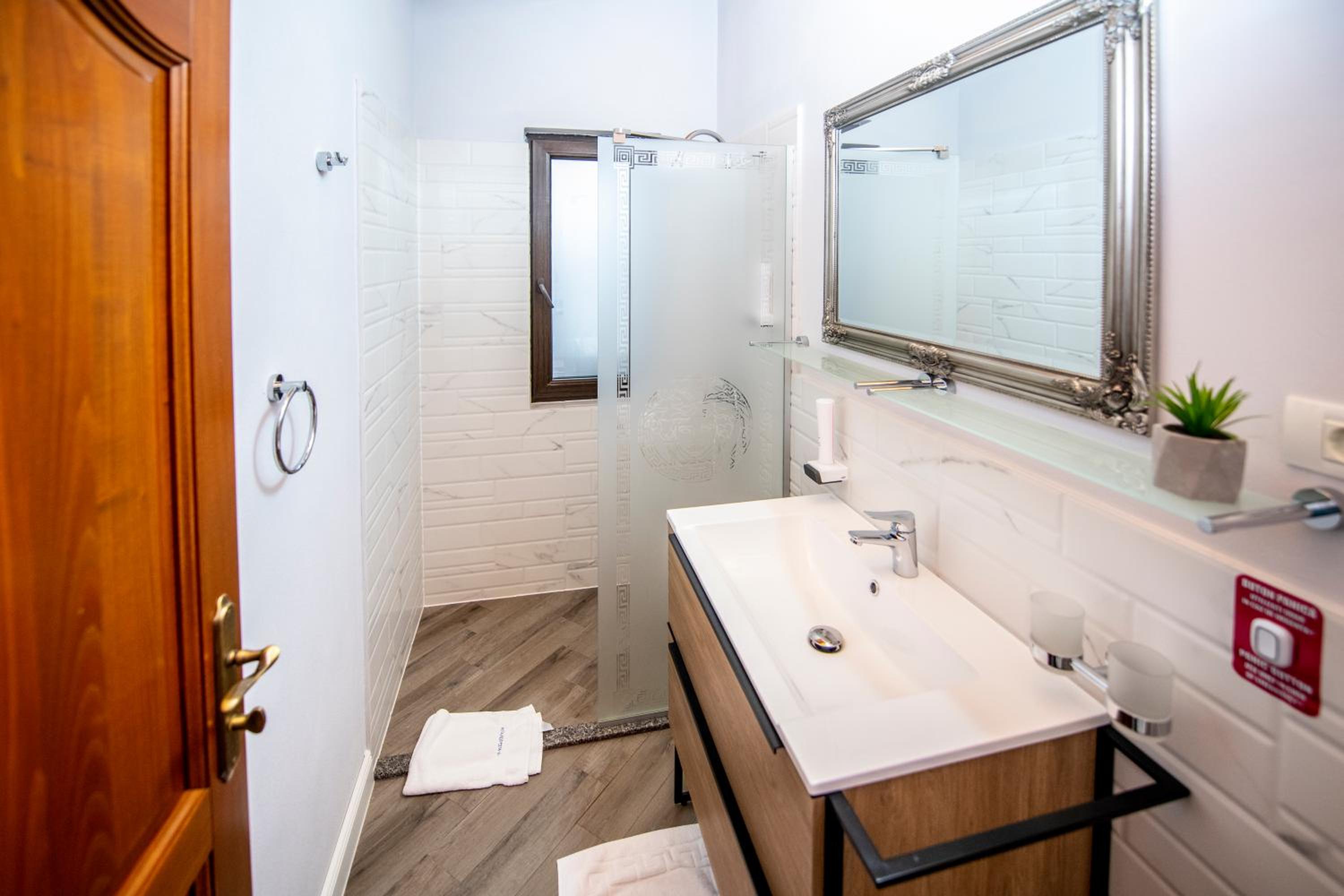 Deluxe Double Room with Balcony photo 3