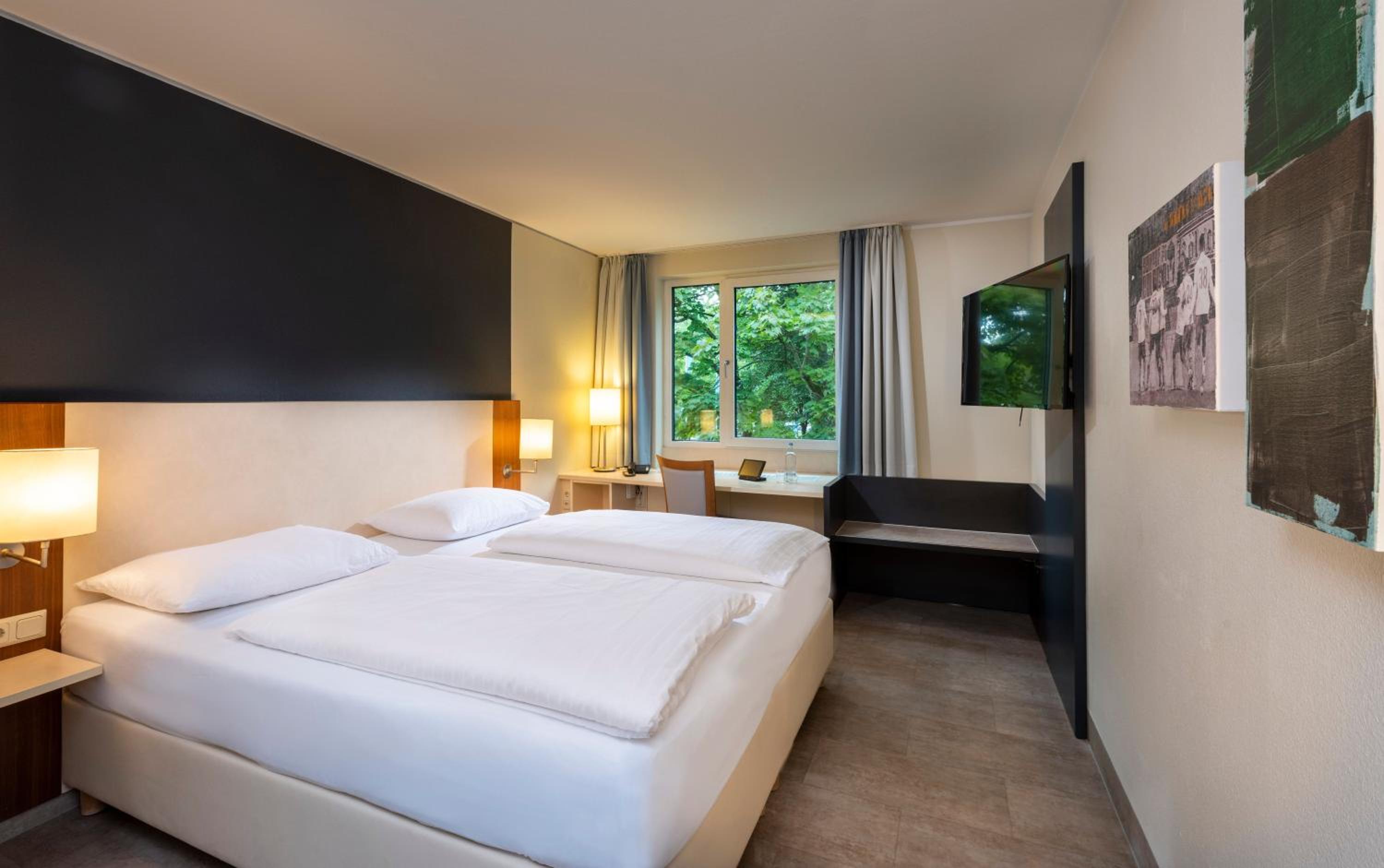 Essential Room with Queensize Bed - Photo 2