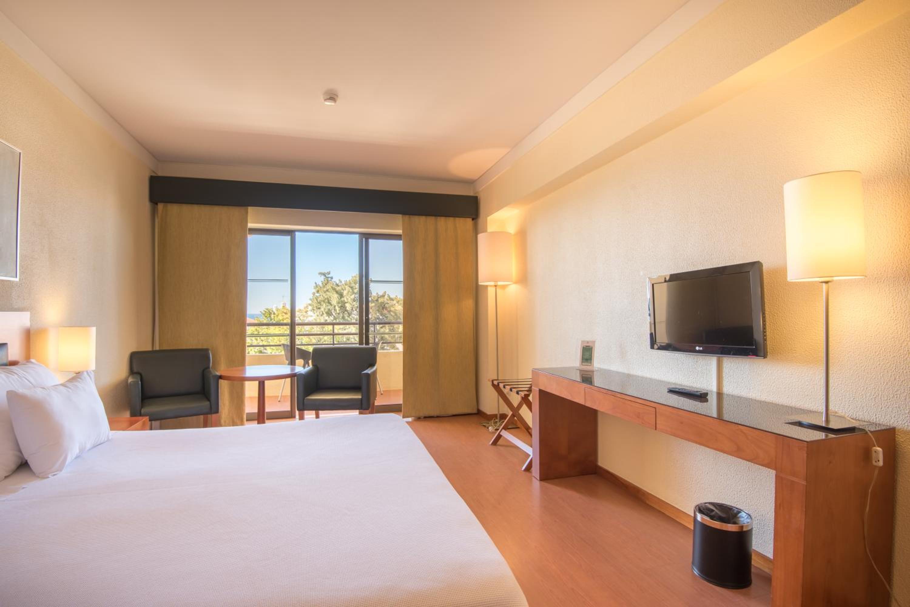 Twin Room with Pool View and Extra Bed (2 Adults + 1 Child) photo 2
