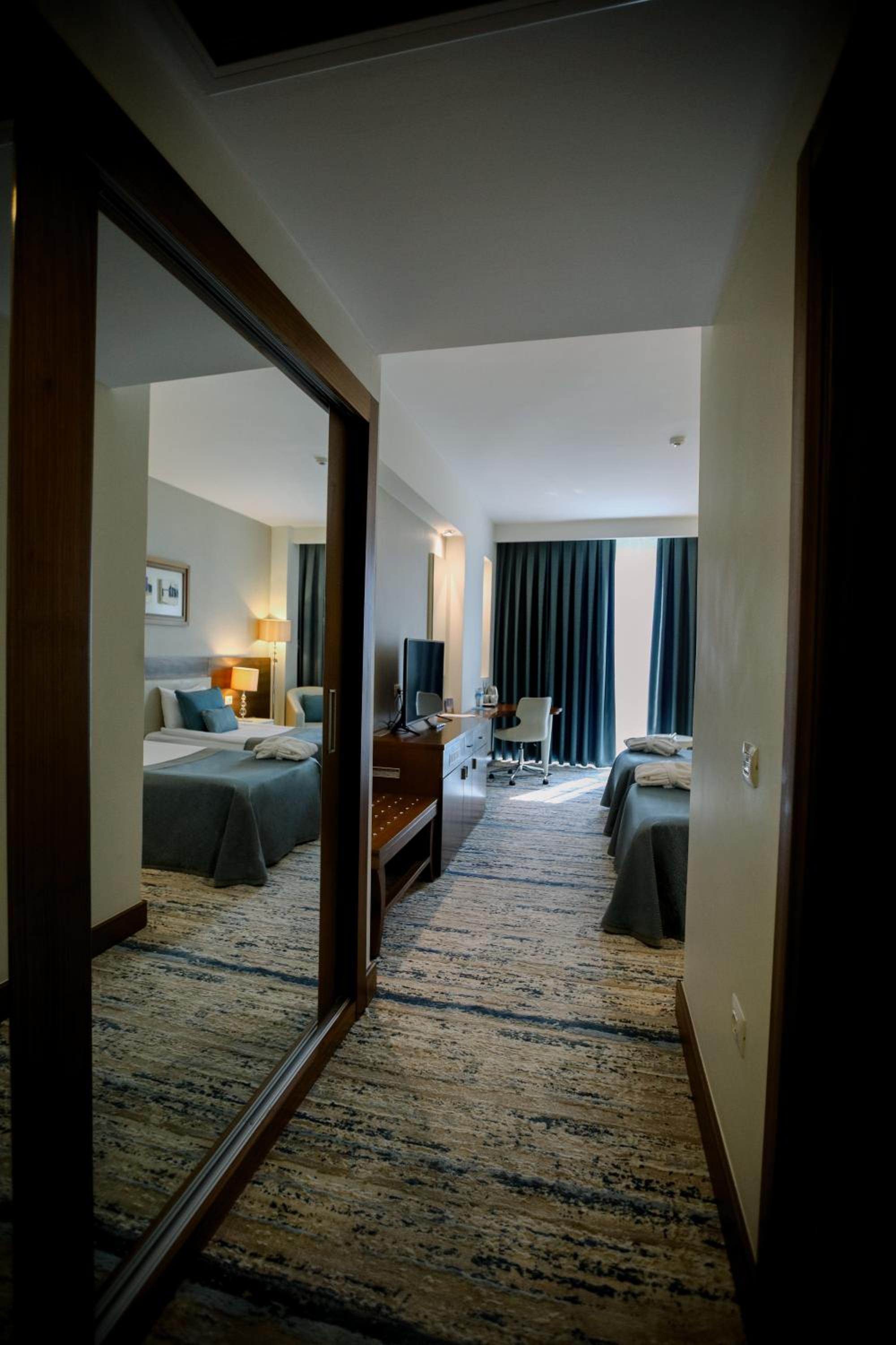Standard Double or Twin Room - Photo 16
