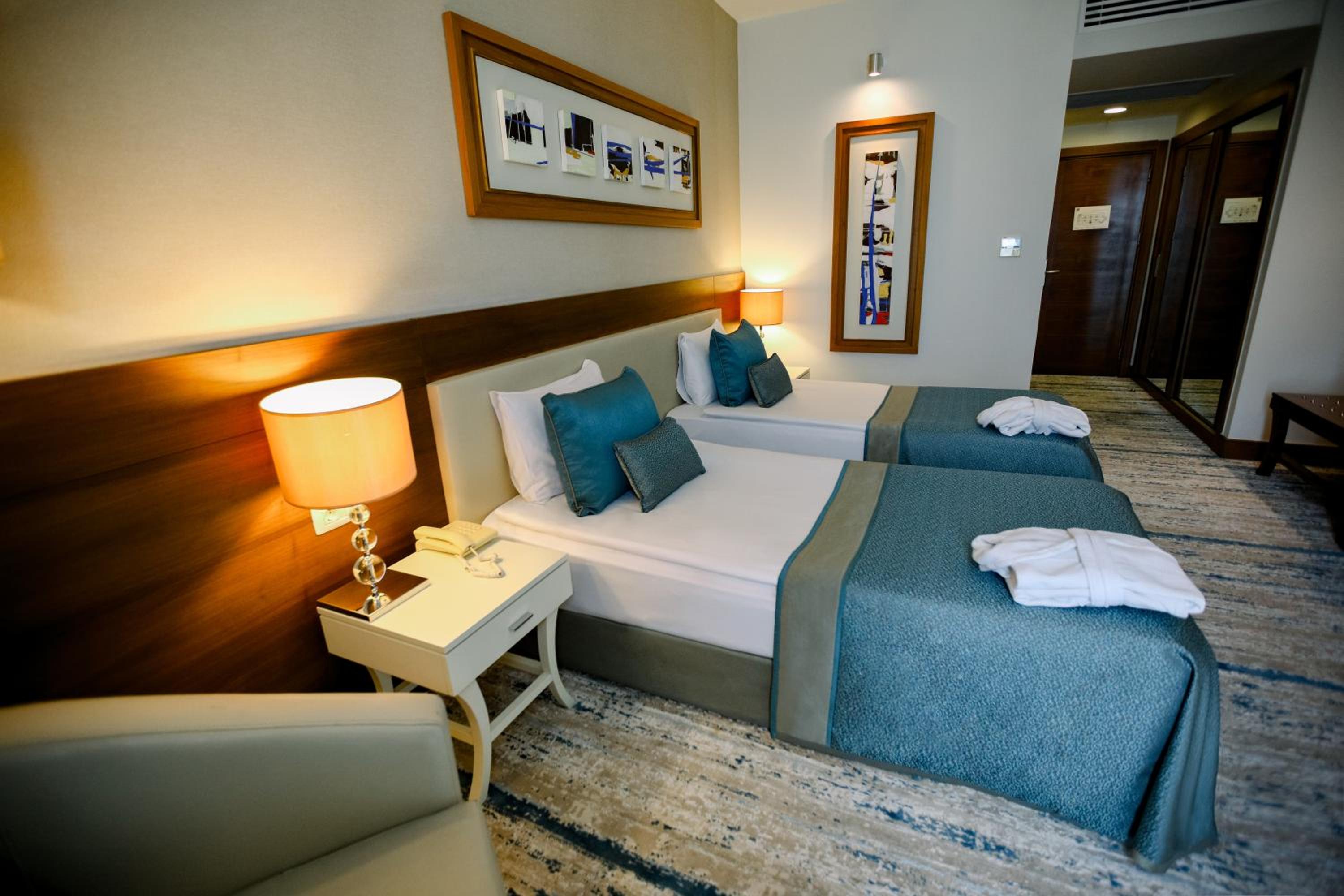 Standard Double or Twin Room - Photo 12