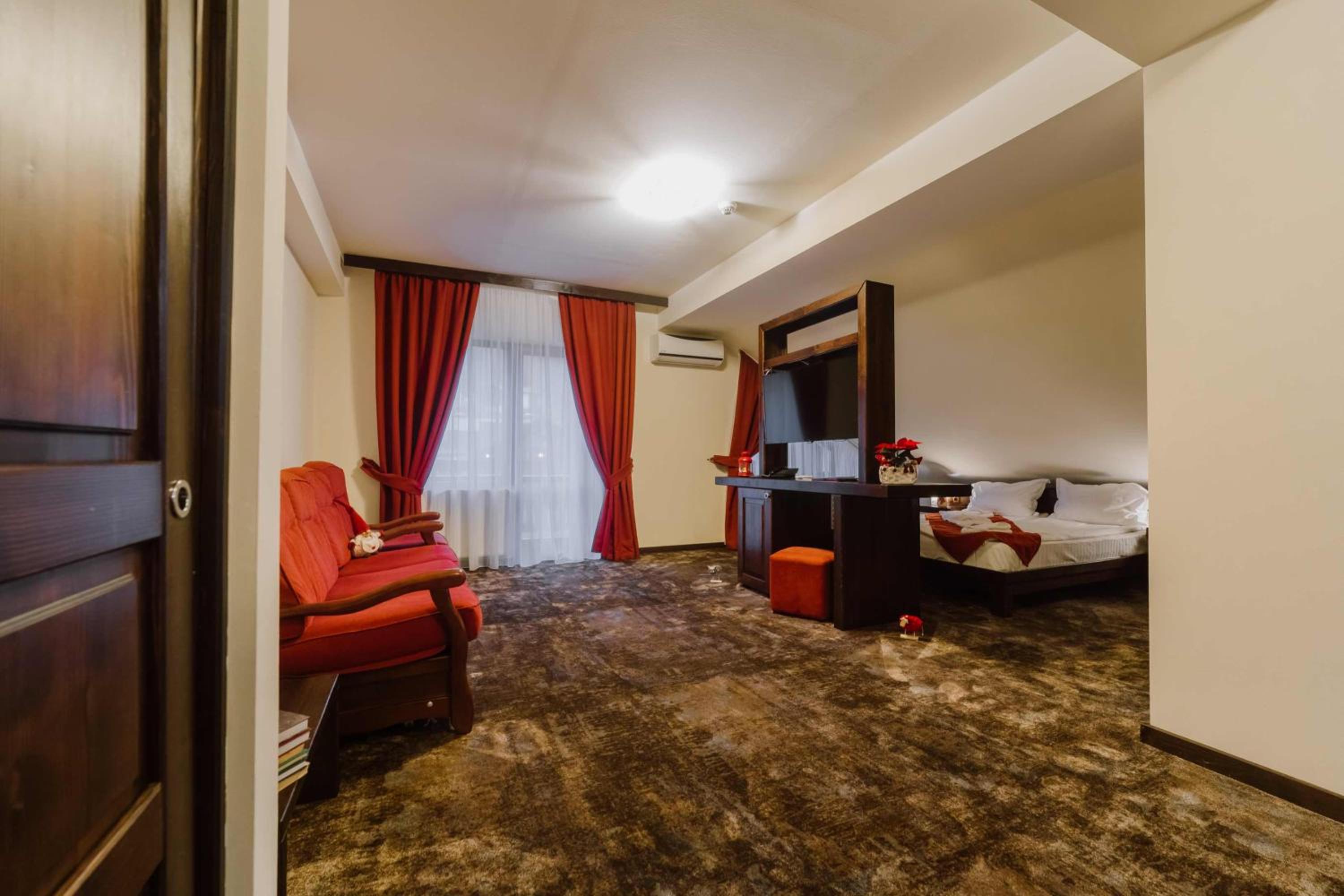 Suite - Photo 1