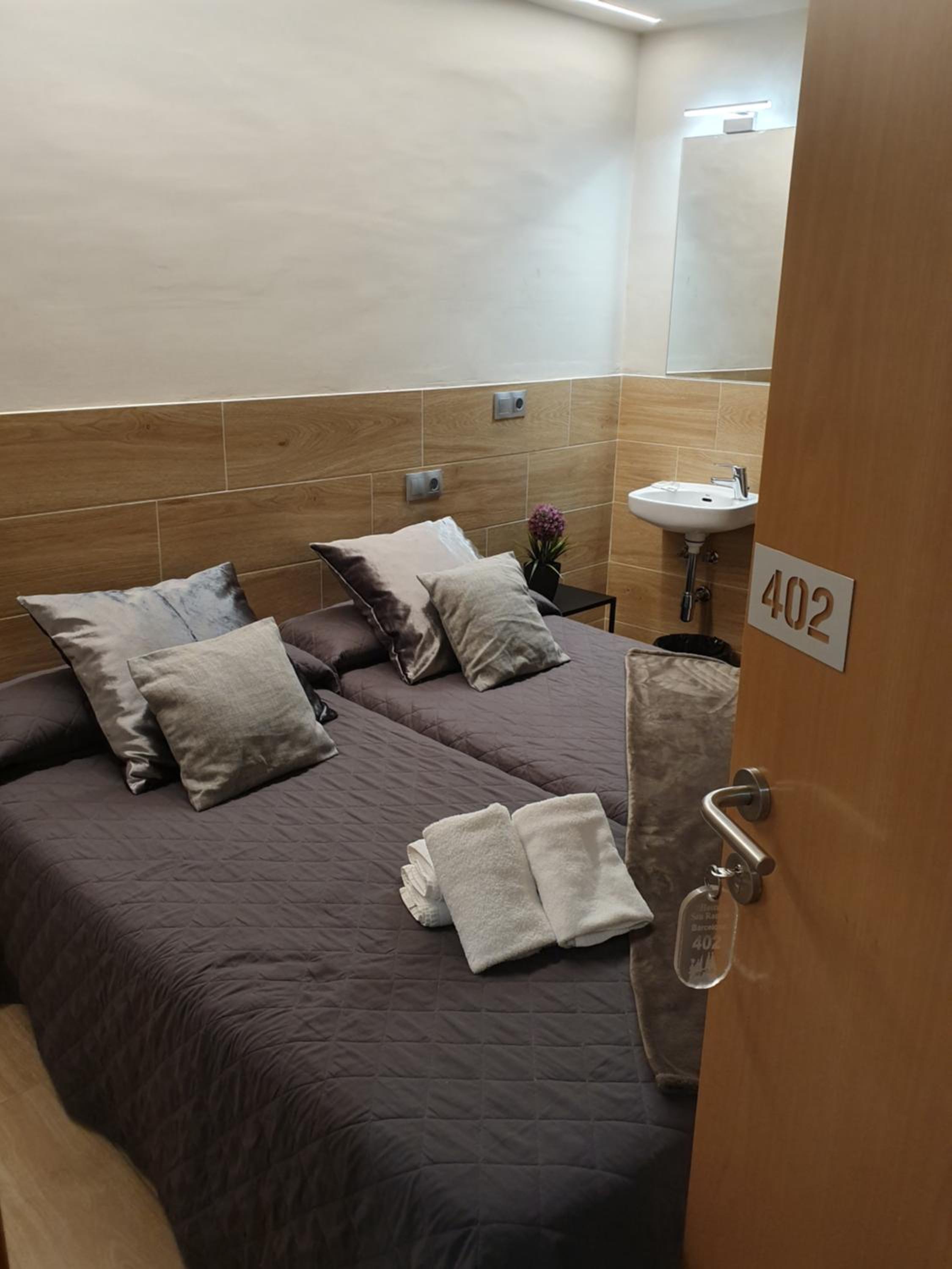 Twin Room with Shared Bathroom photo 2