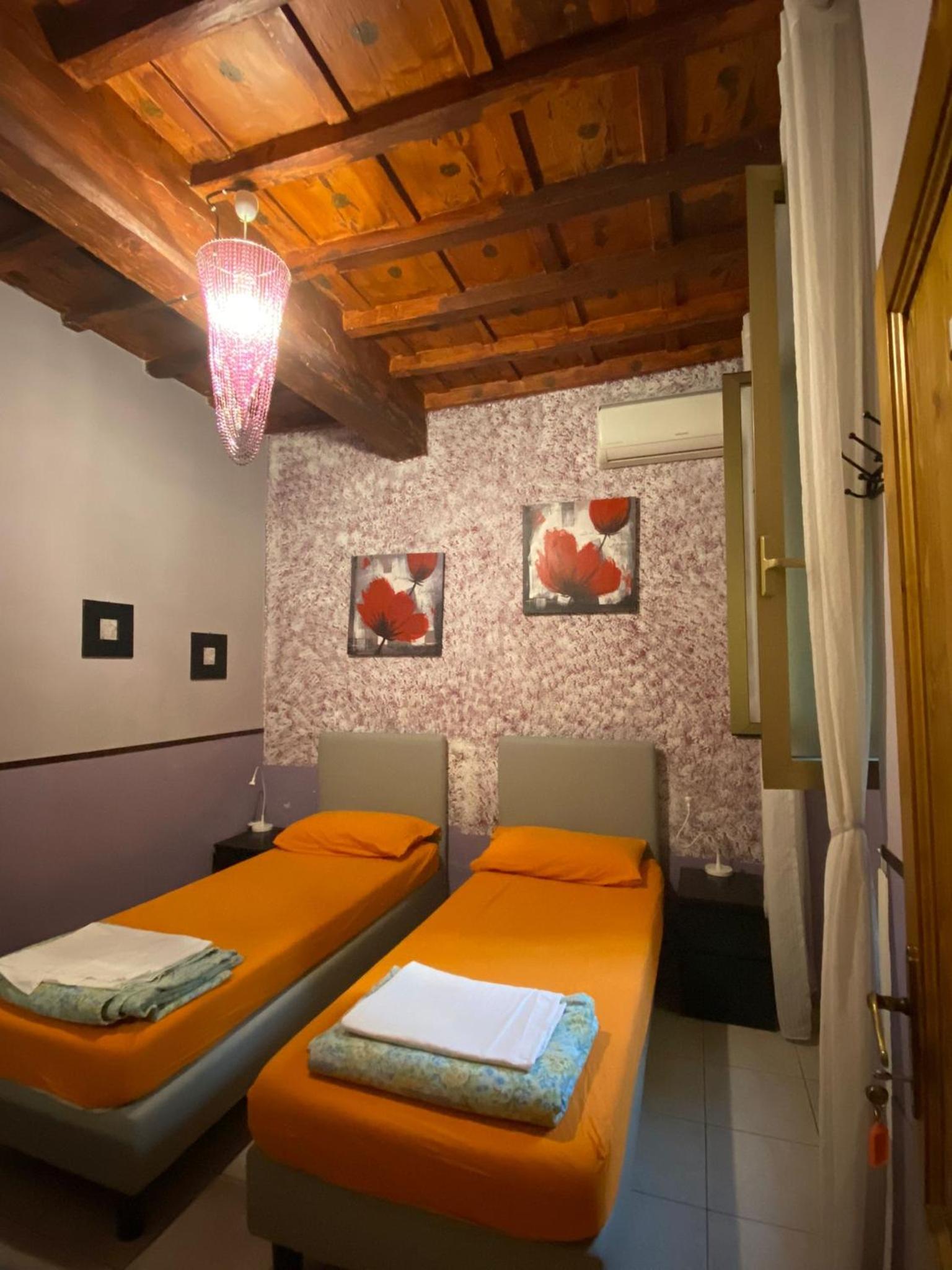 Standard Twin Room with Shared Bathroom photo 1