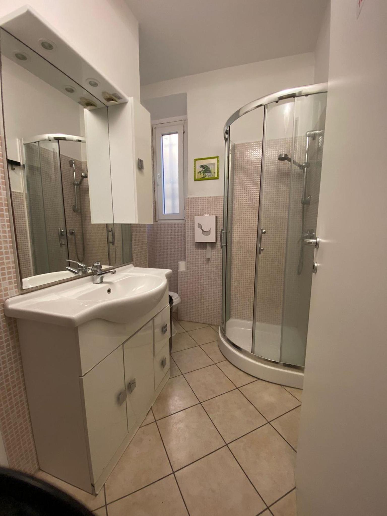 Standard Twin Room with Shared Bathroom photo 3