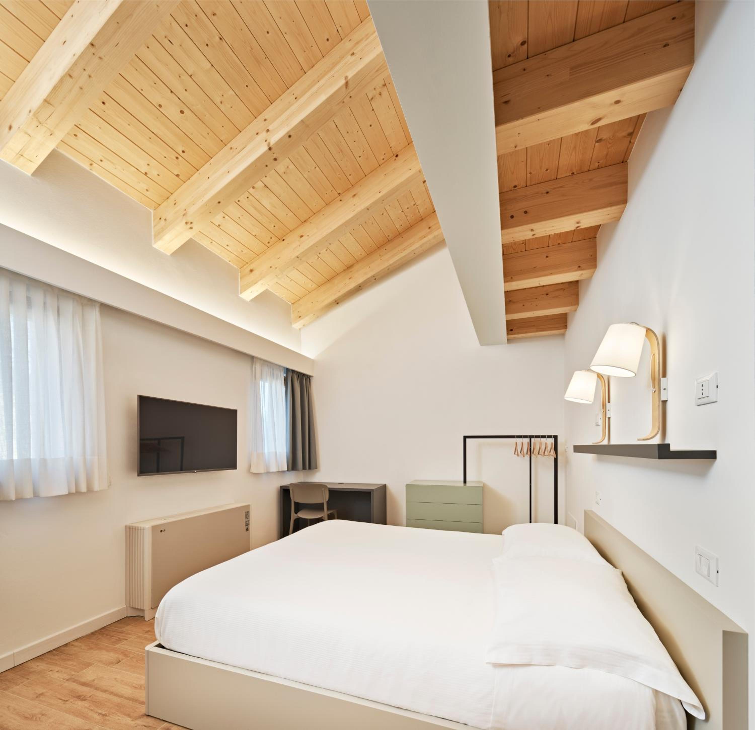 Deluxe Double Room with Extra Bed photo 2