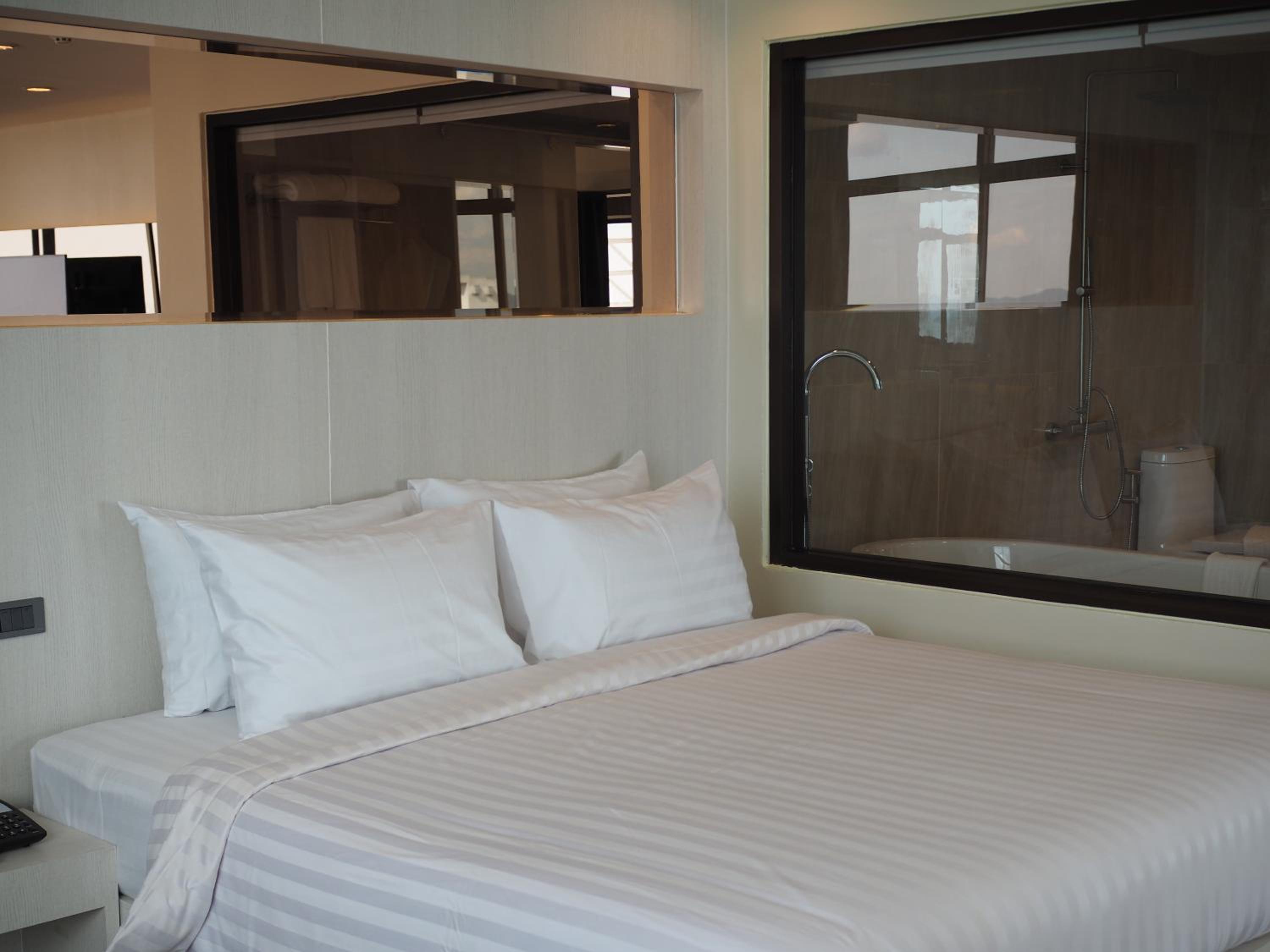 Executive Suite - Photo 4