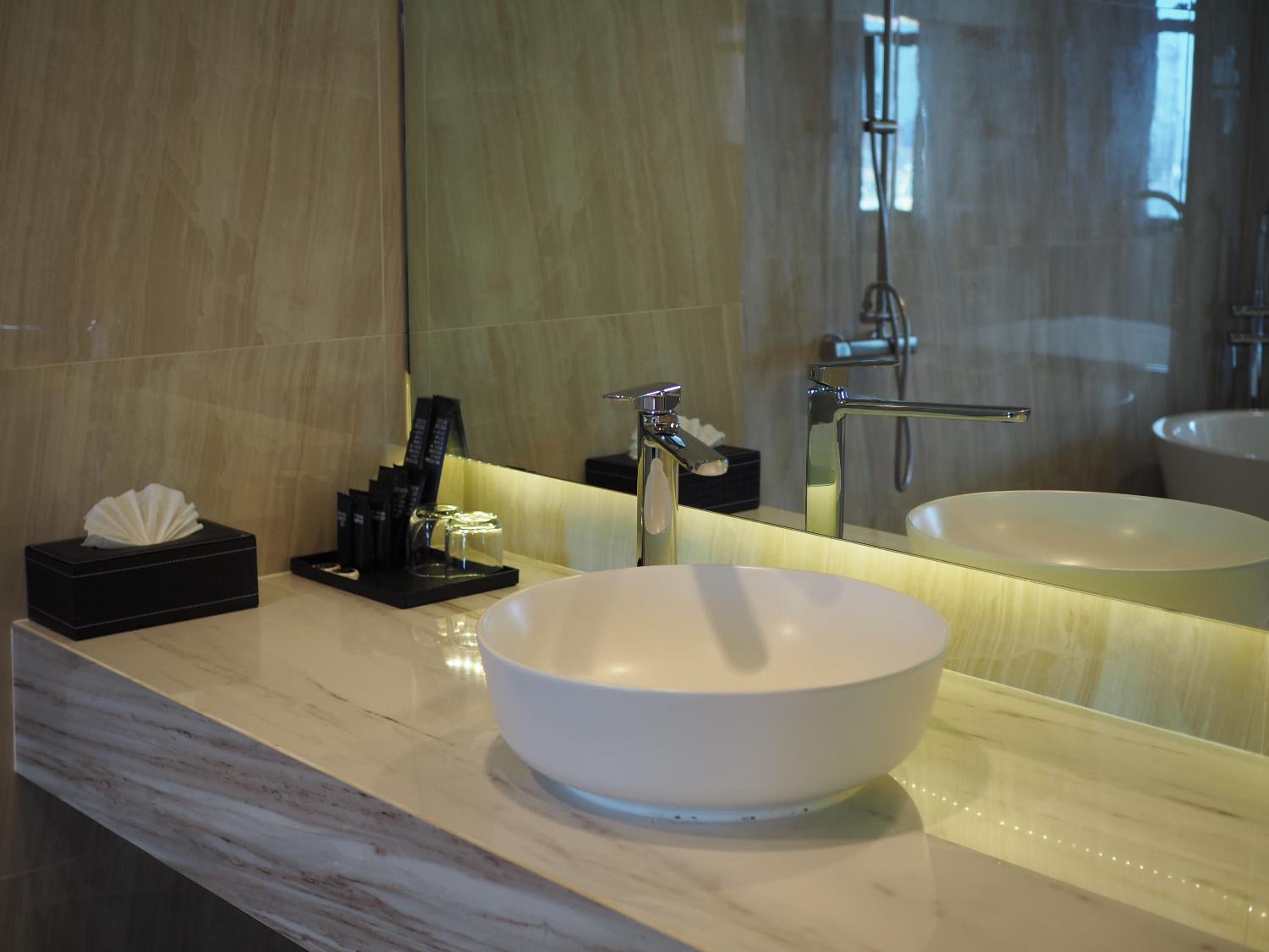 Executive Suite - Photo 3