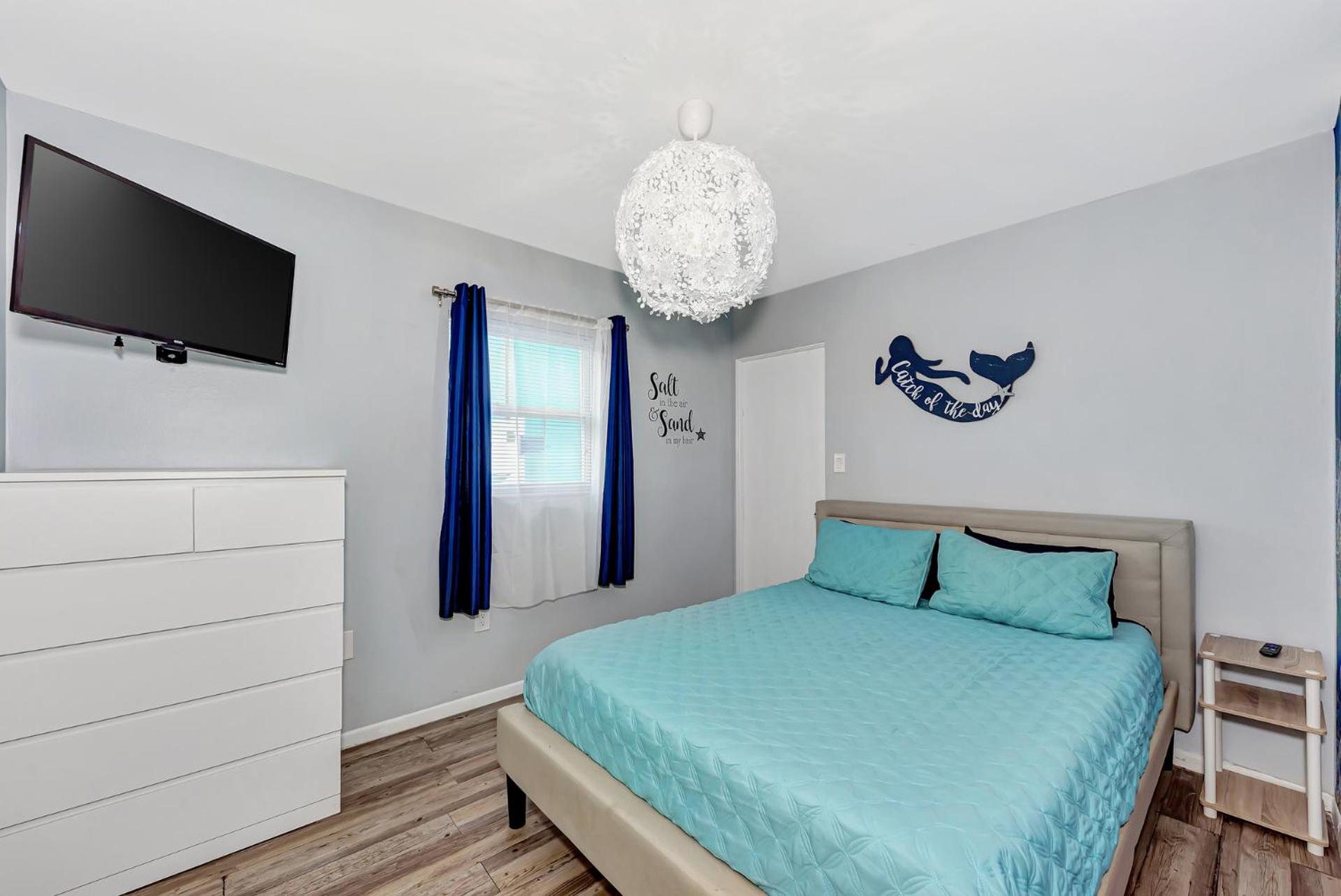 Six-Bedroom House photo 2