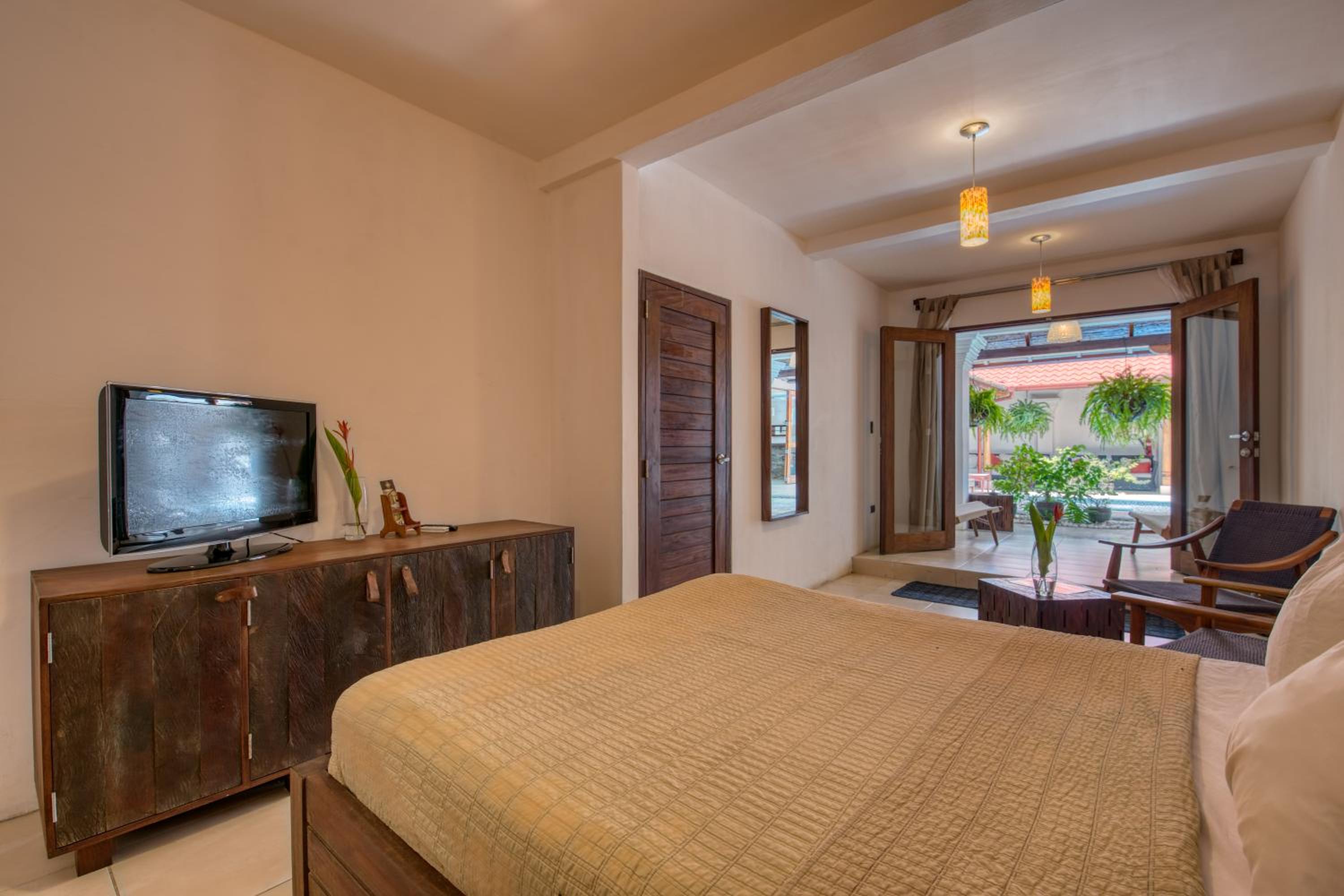 Queen Room with Pool View photo 3