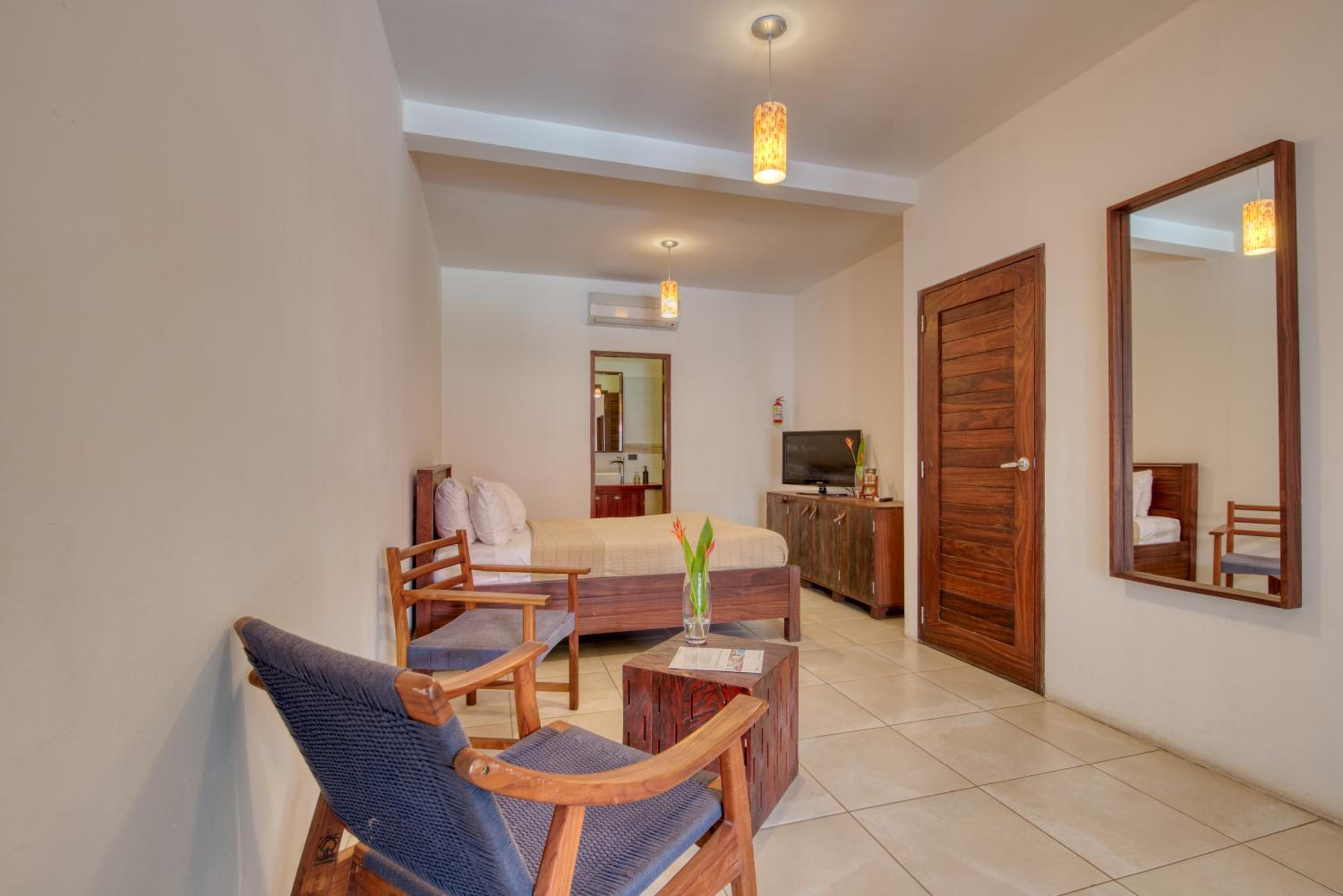 Queen Room with Pool View photo 2