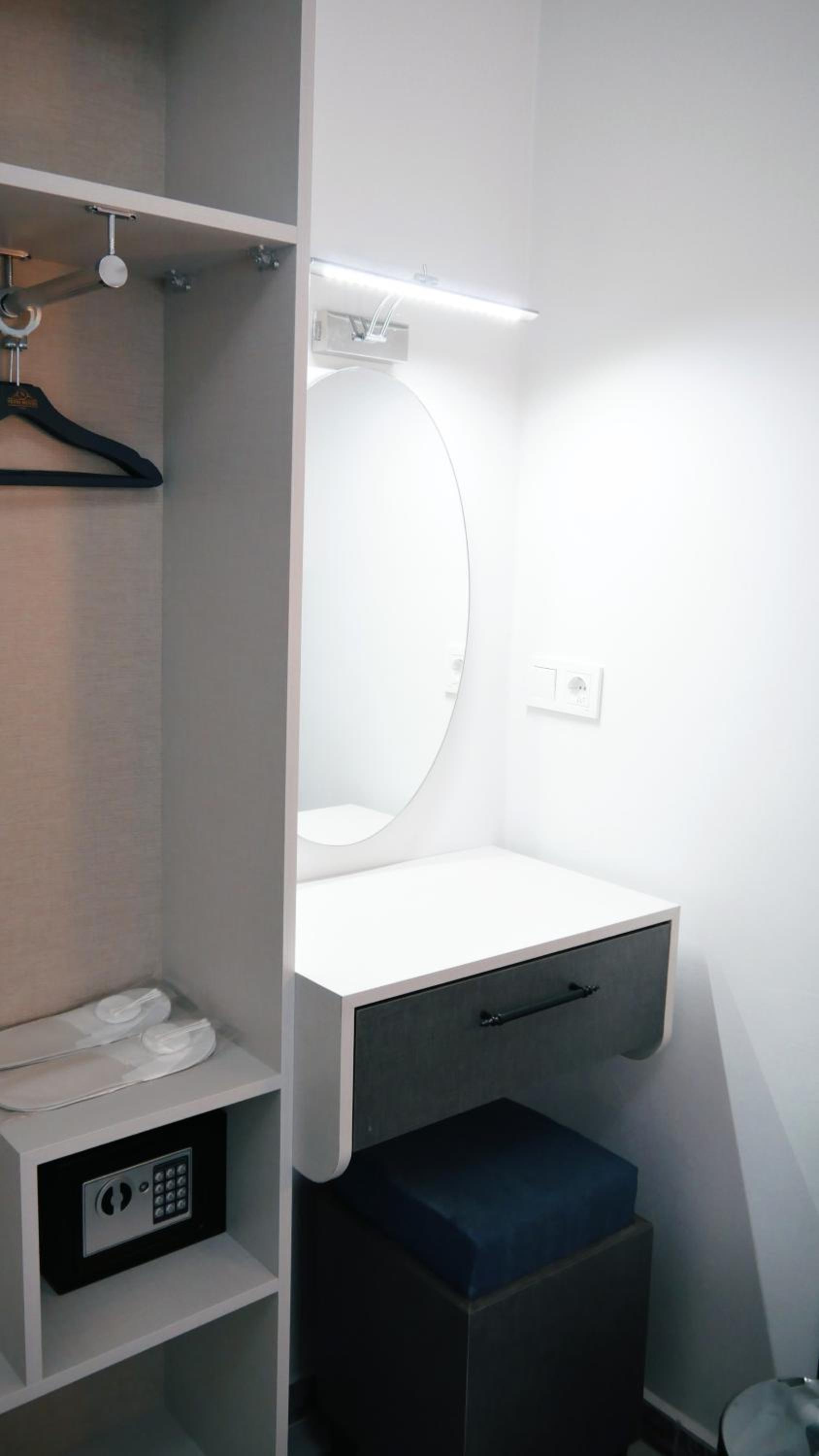 Budget Twin Room - Photo 5