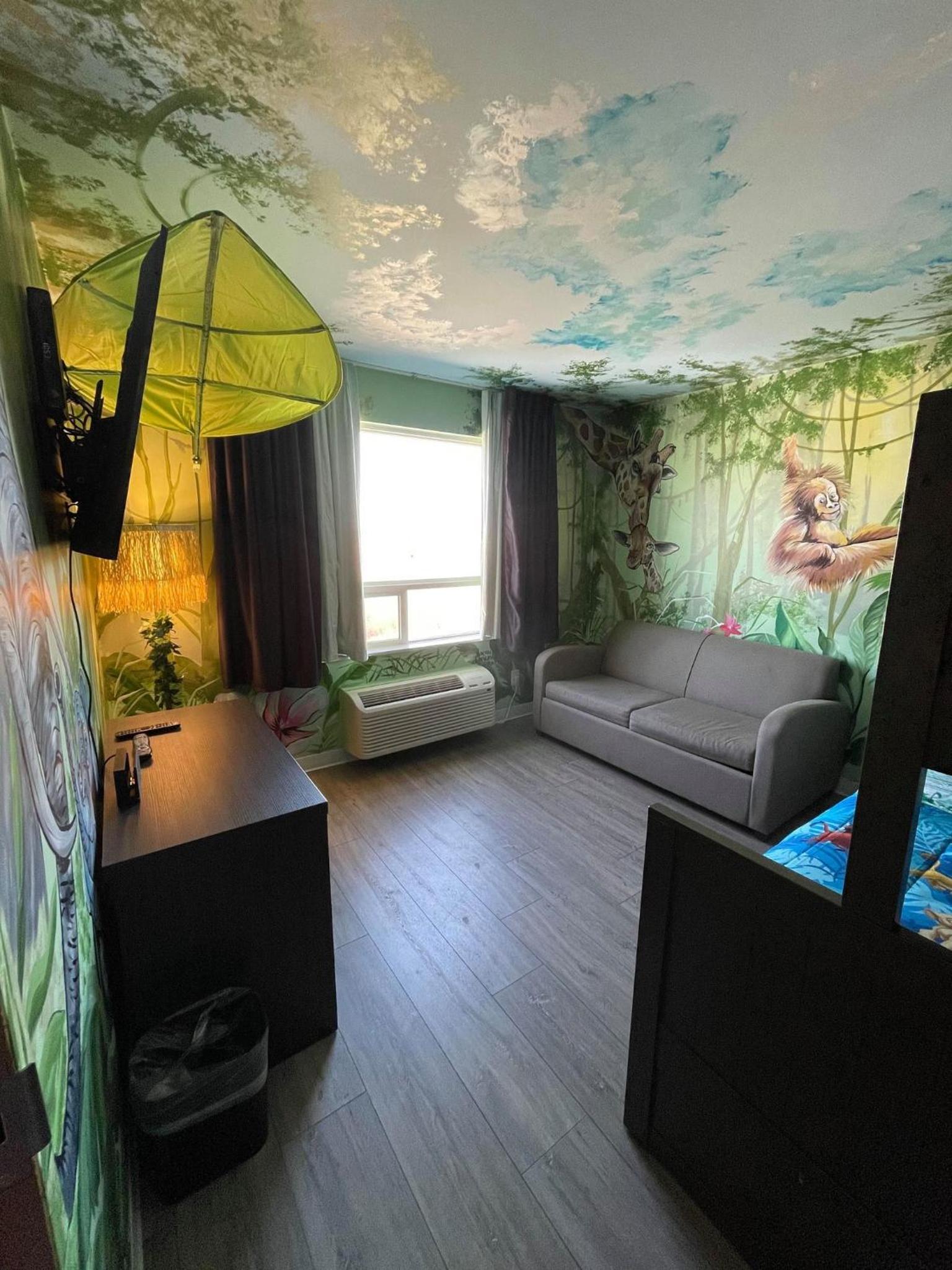 One-Bedroom Efficiency King Room - Jungle Theme/Non-Smoking - Photo 6