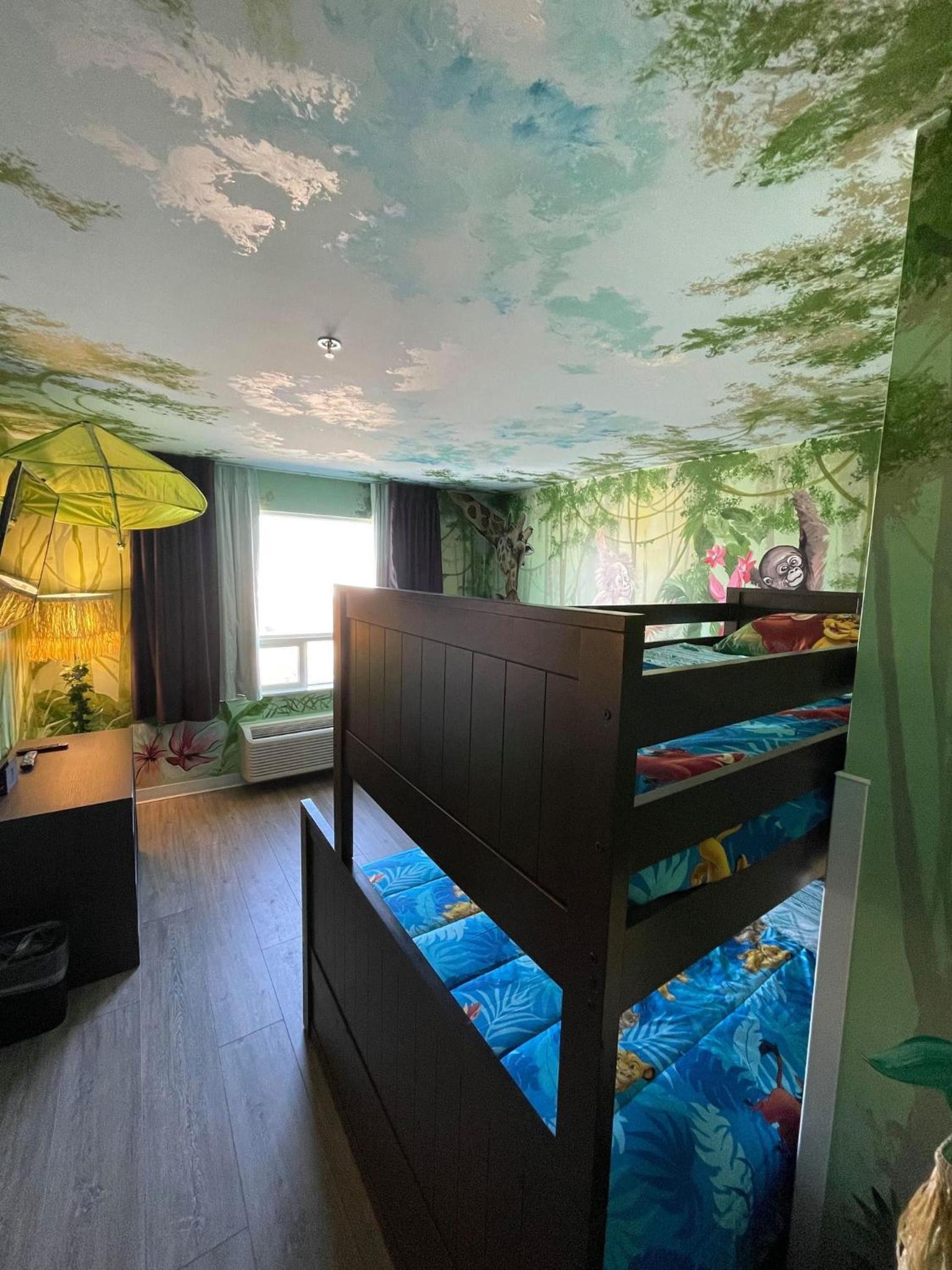 One-Bedroom Efficiency King Room - Jungle Theme/Non-Smoking - Photo 11